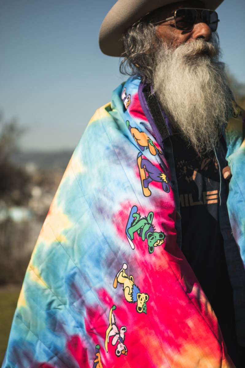 686 x Grateful Dead Waterproof Hooded Puffer Blanket - Cozy Outdoor Camping & Music Festival Essential (2023 Edition)