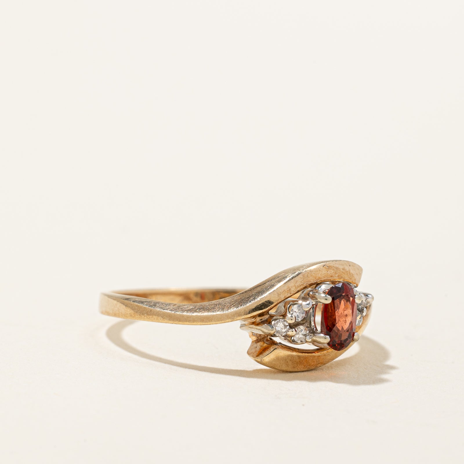 Exquisite 0.25ct Garnet & 0.04ct Diamond Ring - Size 7.75 | Vintage Style Wedding Band, Anniversary Gift for Her | Perfect for Valentine's Day, Engagement & Special Occasions