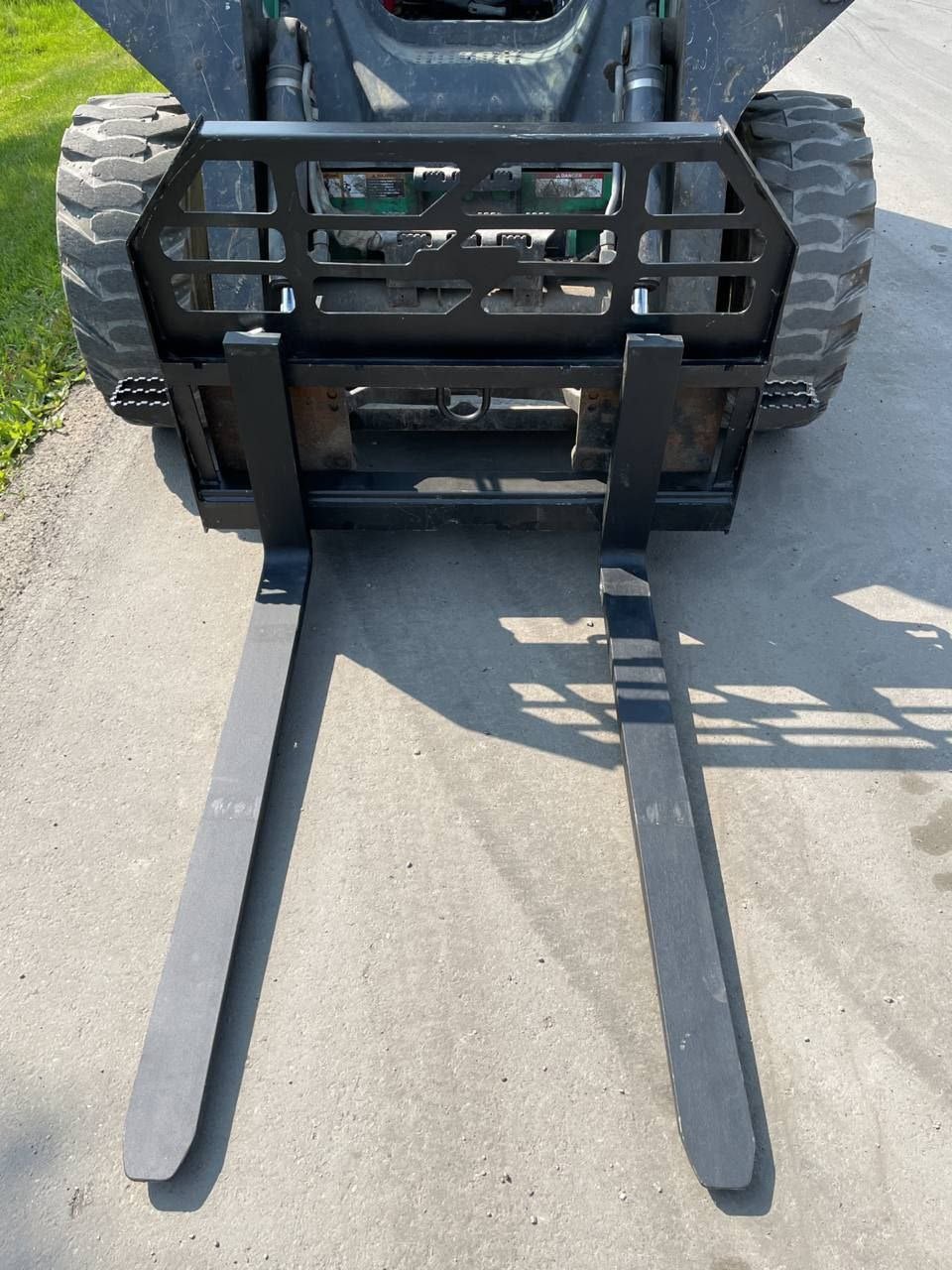 5,000 lb Heavy Duty Skid Steer Pallet Forks - Universal Quick Attach for Tractors, Loaders & Forklifts | Ideal for Construction, Farming & Material Handling