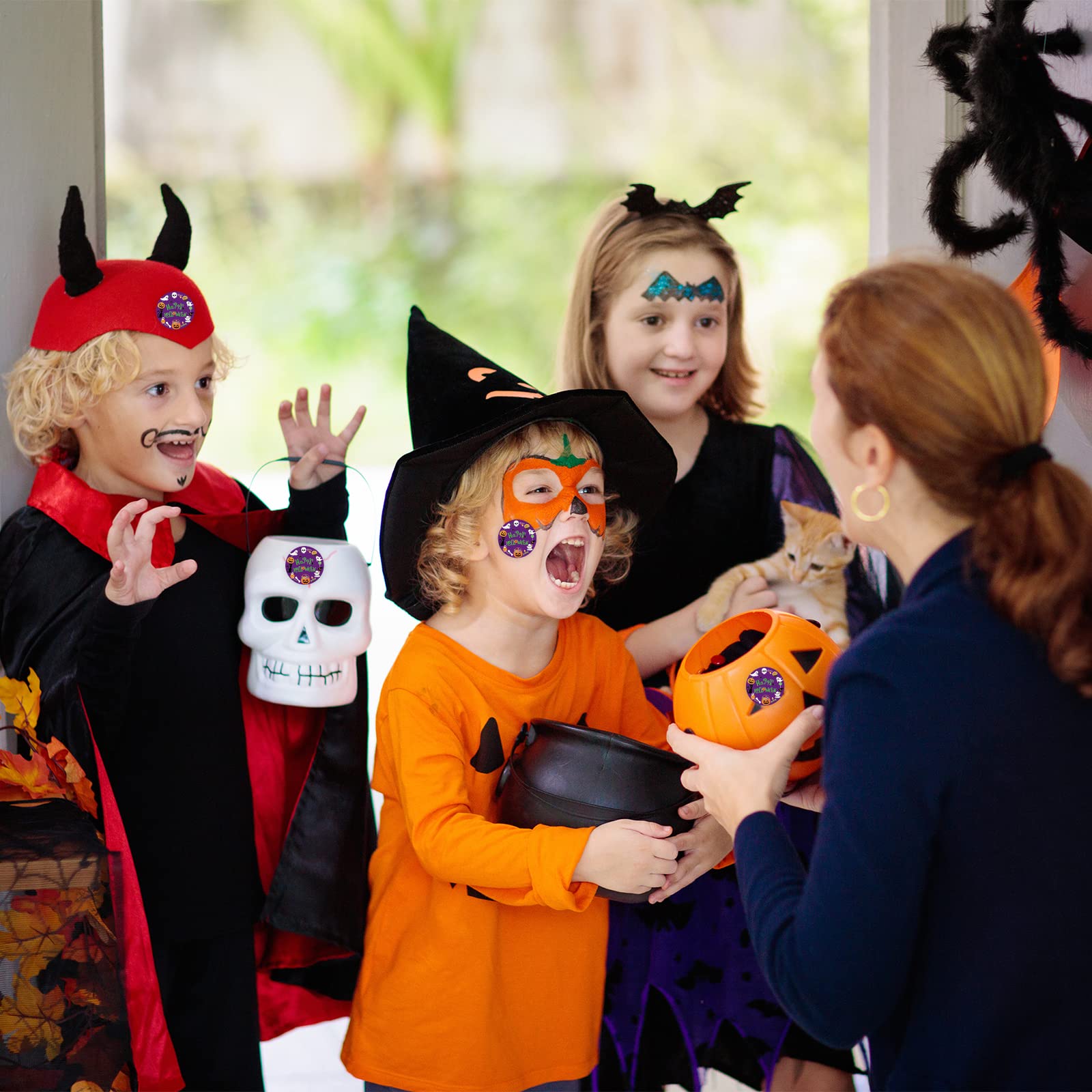 Heyfibro 500-Piece 1.5 Inch Halloween Sticker Roll - Bulk Self-Adhesive Decals for Treat Bags, Party Favors, Classroom Rewards & DIY Crafts - Perfect for Kids, Adults & Halloween Decorations