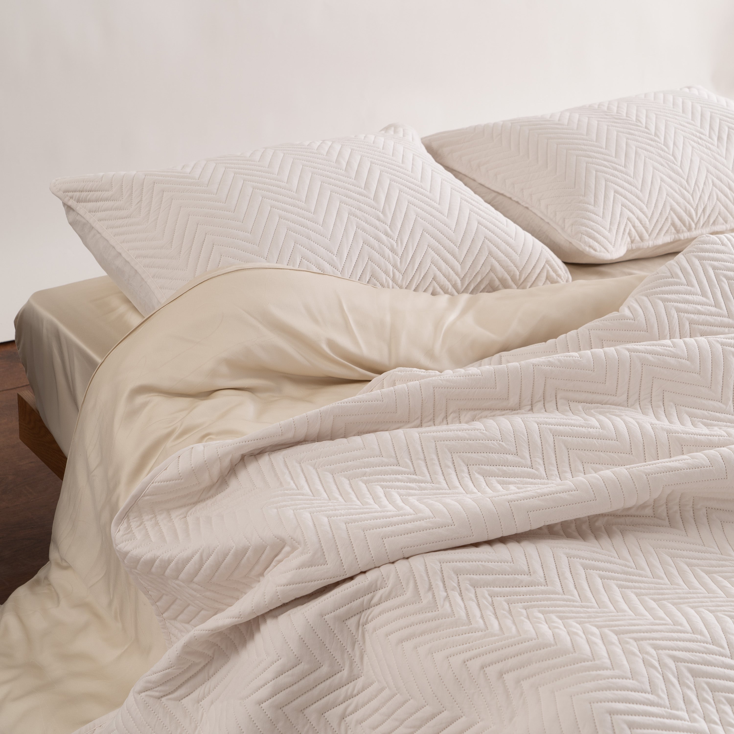 FURRFREE Quilt Set - Pet Hair Repellent Bedding for Dogs & Cats | Hypoallergenic & Easy Clean | Perfect for Pet Owners & Allergy Sufferers | Cozy Home Decor for Bedroom & Living Room