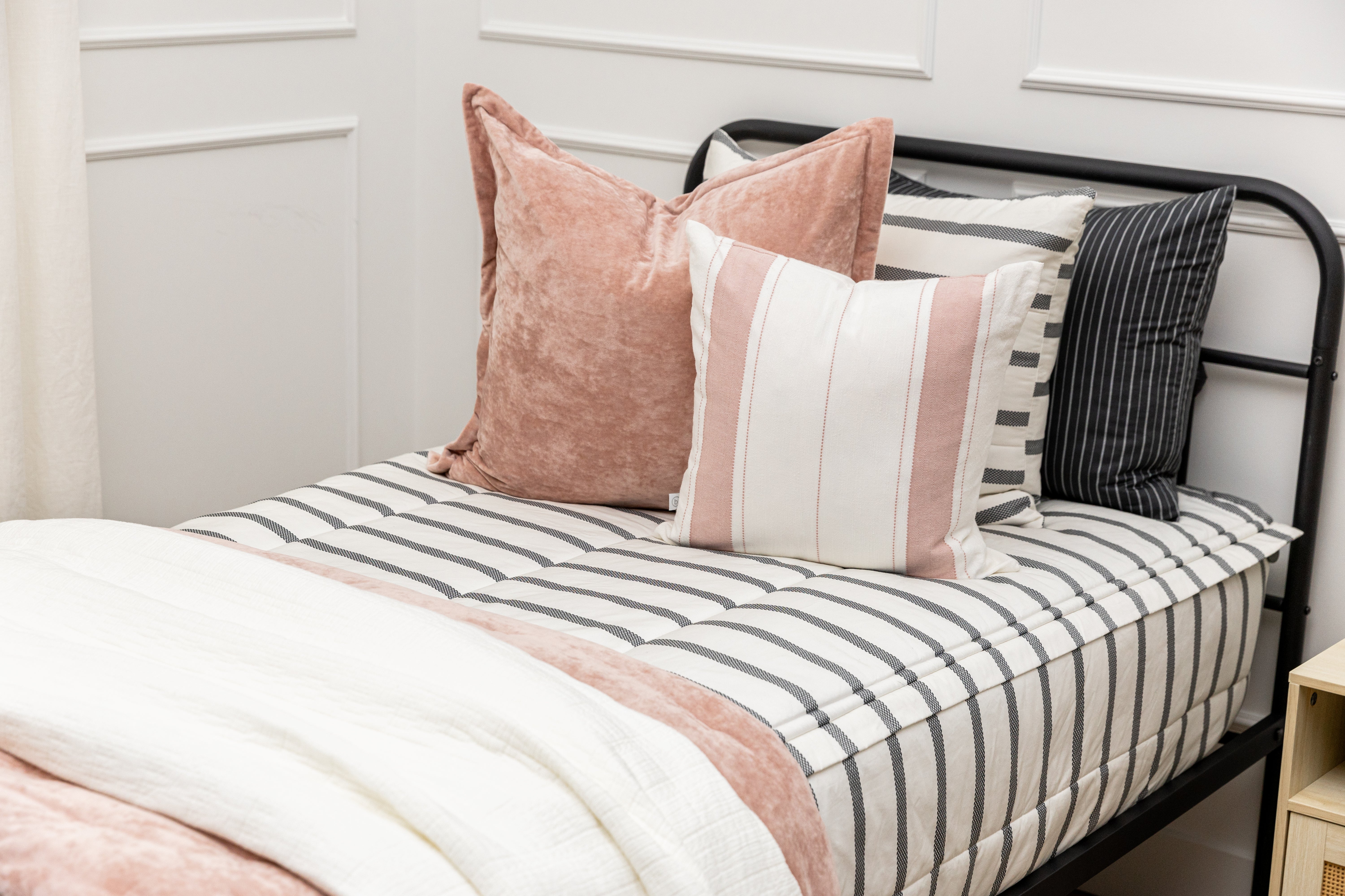 Chandler Beddy's Cozy Plush Throw Blanket - Ultra Soft Fleece Blanket for Couch, Bed & Travel - Warm & Lightweight for All Seasons - Perfect Gift for Family & Friends