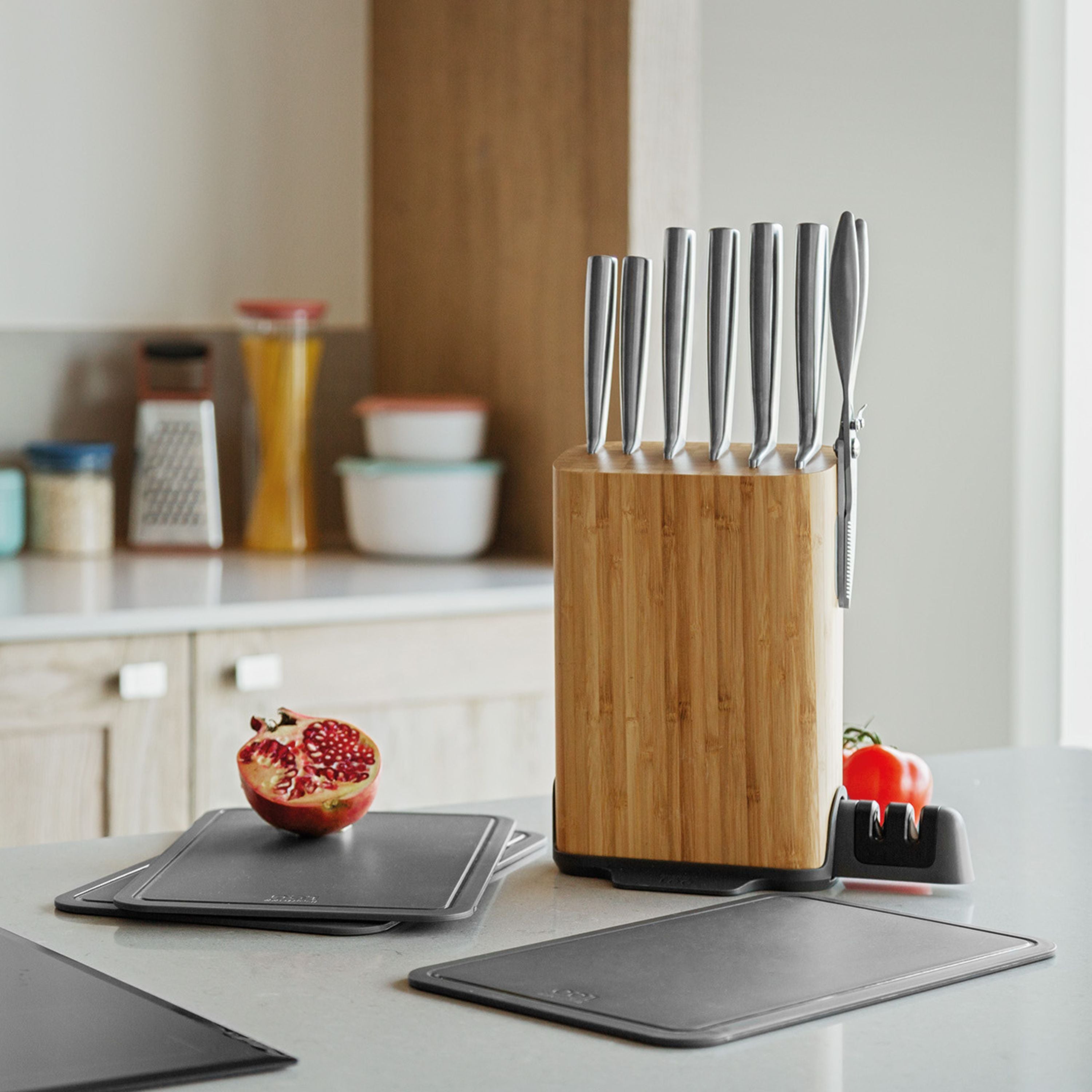 BergHOFF Leo Legacy 8-Inch Stainless Steel Chef's Knife - Professional Kitchen Knife for Slicing, Dicing & Chopping - Perfect for Home Cooks & Chefs