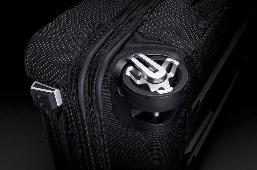 Thule Crossover 22”/58cm Rolling Upright Suiter Luggage - Durable Carry-On Suitcase for Business Travel & Weekend Getaways