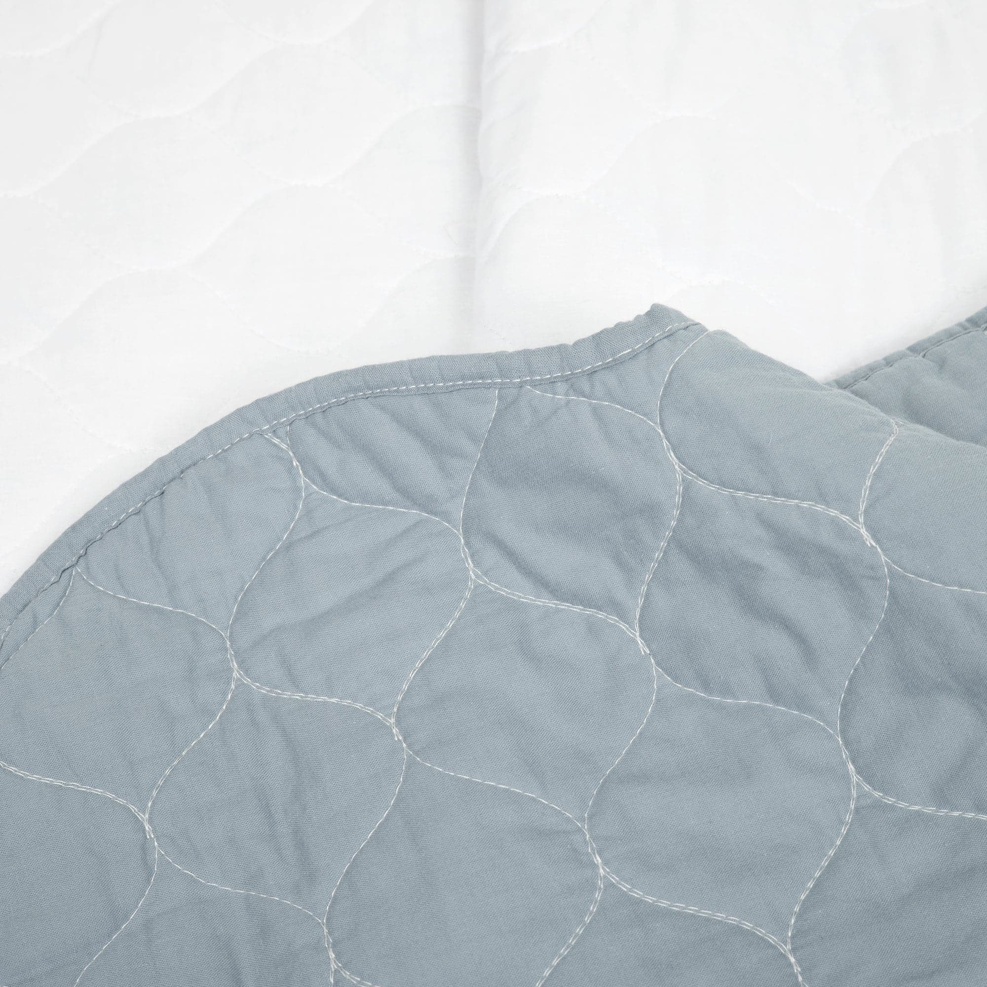 Coastal Chic Scalloped Edge Reversible Quilt 3-Piece Bedding Set - Soft Lightweight Comforter for Beach House, Guest Room & Master Bedroom Decor