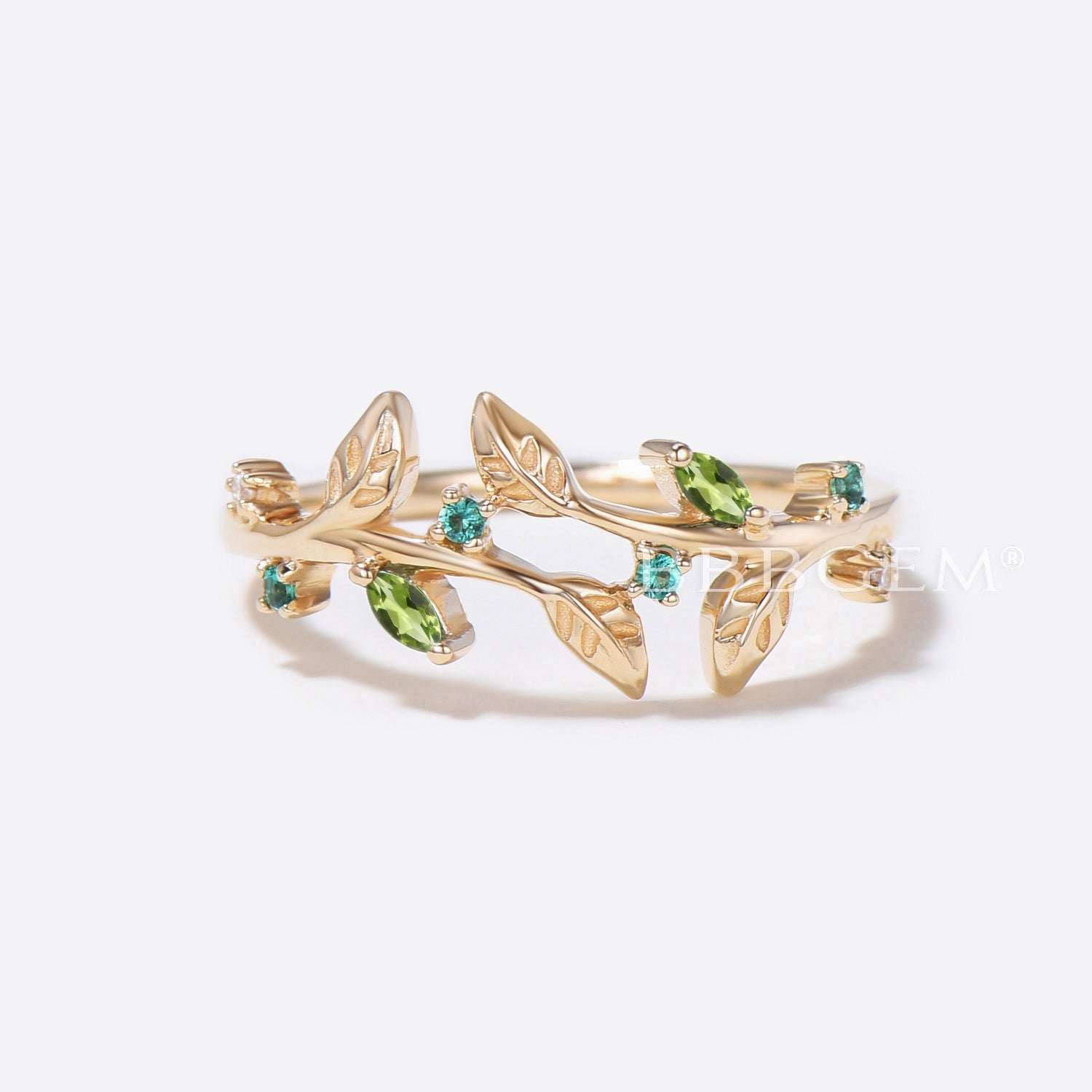 Peridot Emerald Engagement Ring - Nature Inspired Leaf Green Wedding Band for Women - Perfect for Outdoor & Boho Chic Ceremonies
