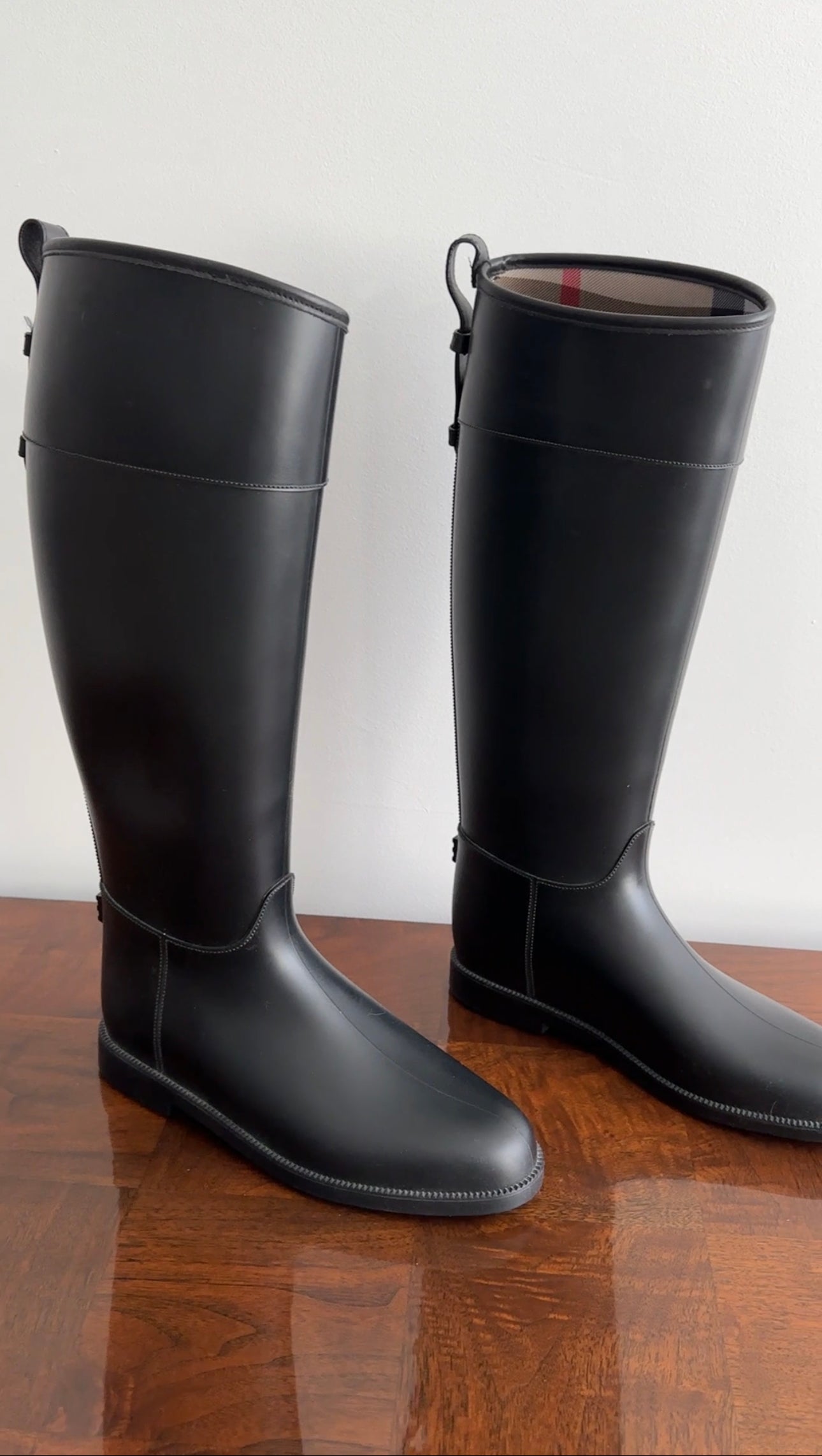 Burberry Black Rubber Riding Boots - Size 39 / 8.5 - Waterproof Equestrian Boots for Women, Perfect for Horseback Riding & Outdoor Adventures