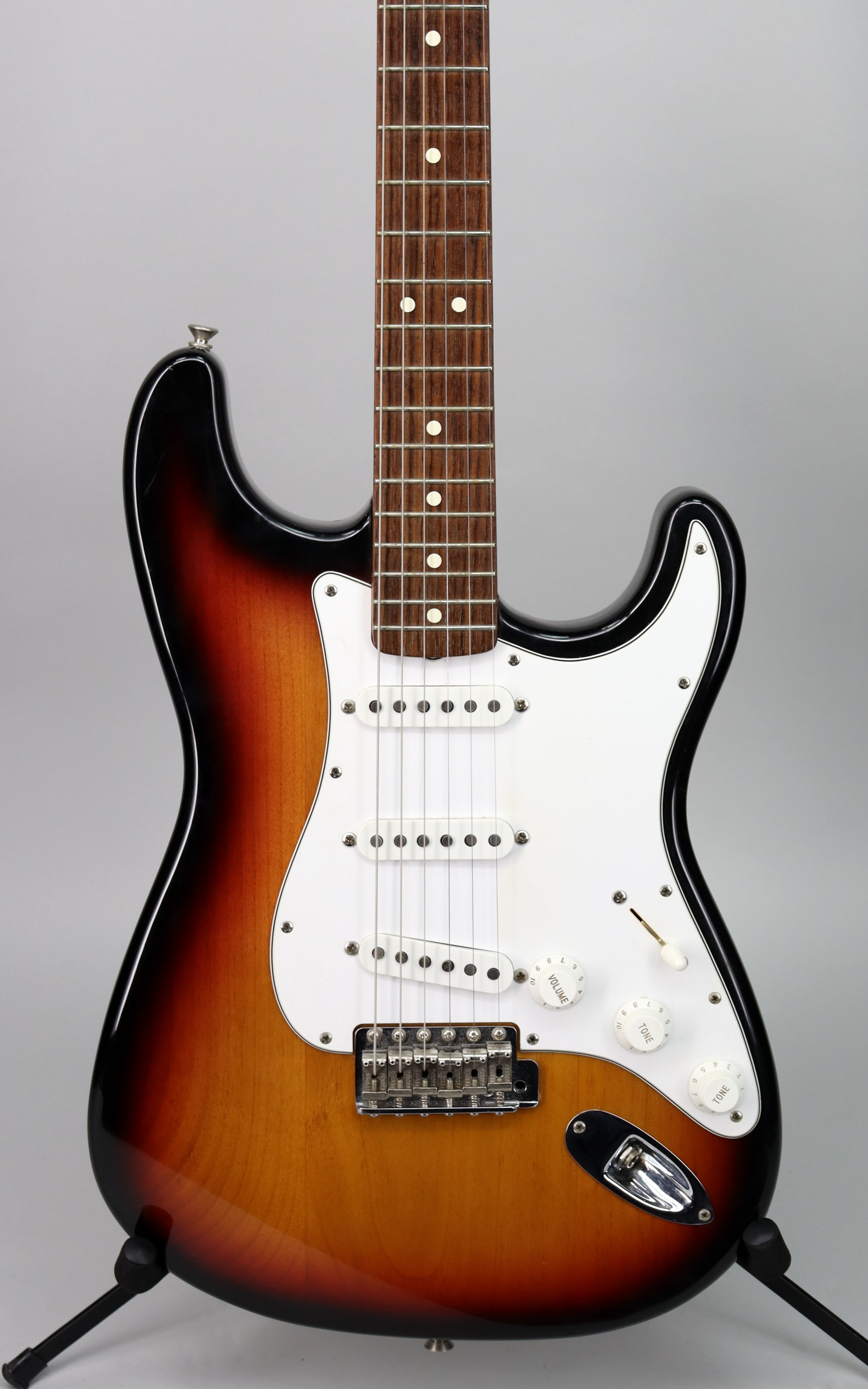 Vintage 1994 Fender USA '62 Stratocaster Electric Guitar - 3-Color Sunburst Finish | Perfect for Blues, Rock & Collectors