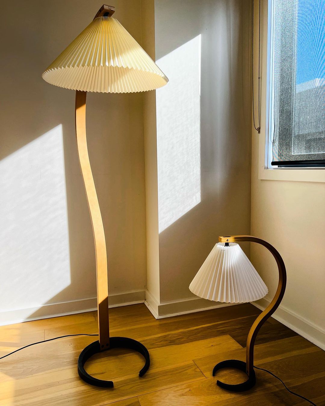 Modern Caprani Floor Lamp - Adjustable LED Standing Light for Living Room, Bedroom & Office - Warm White & Cool White Dimmable Lighting - Perfect for Reading, Relaxing & Decor