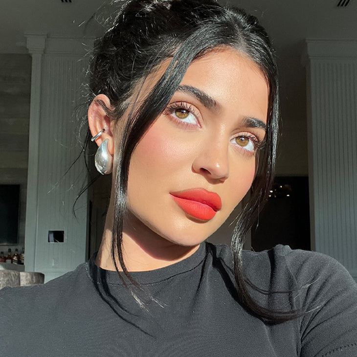 Kylie's Bright & Bold Look | Trendy Makeup & Cosmetics for Party & Night Out | Perfect for Glamorous Events & Photo Shoots