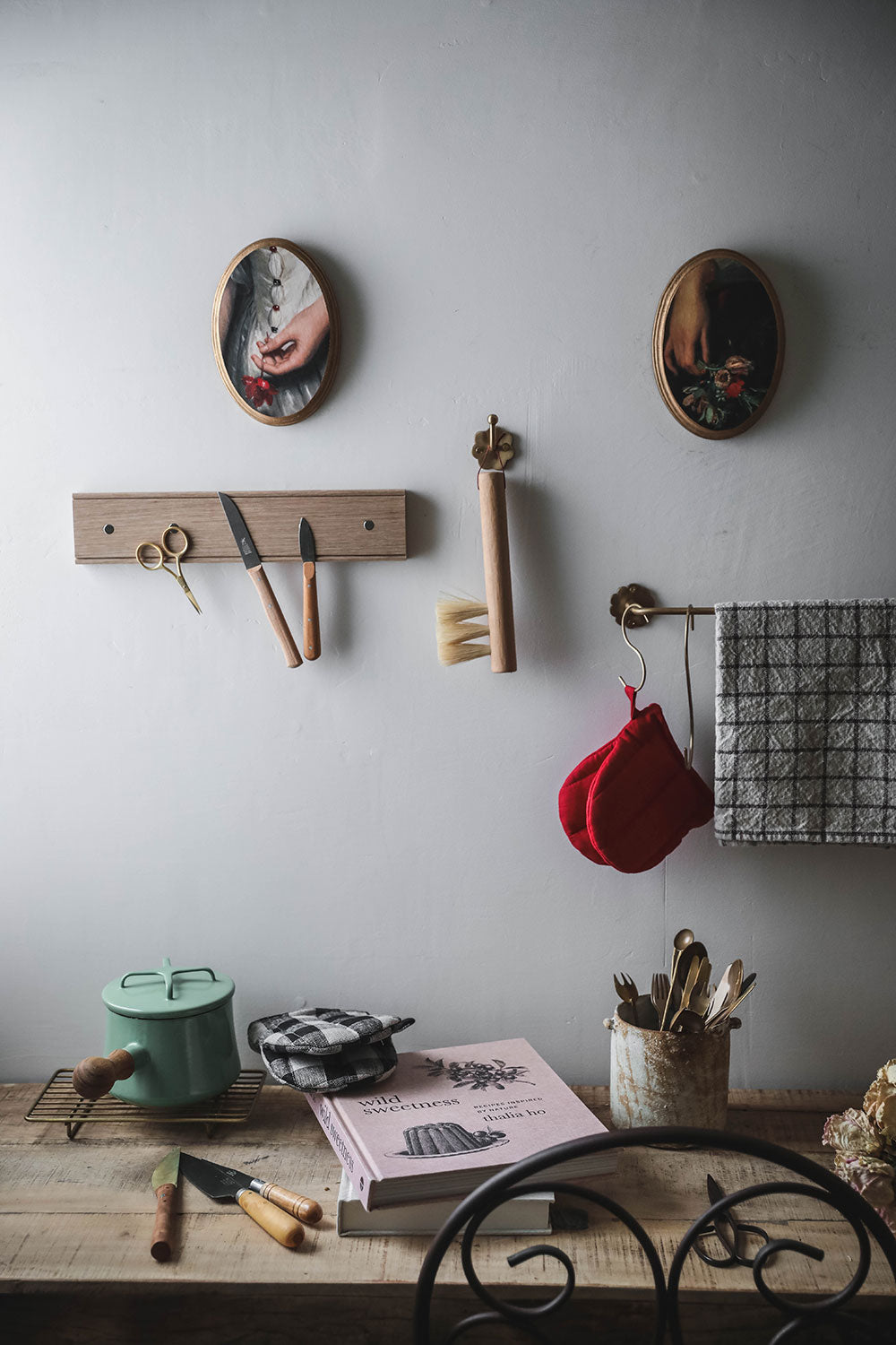 Premium Oak Magnetic Knife Holder - Strong Wall Mount Knife Storage for Kitchen - Perfect for Chefs & Home Cooks to Organize Knives Safely