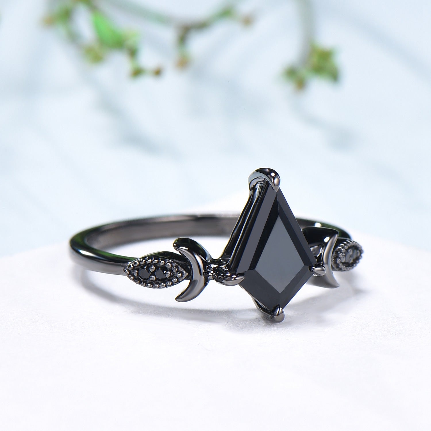 Minimalist Black Gold Black Onyx Engagement Ring - Kite Cut Moon Wedding Band - Art Deco Milgrain Black Gemstone Anniversary Jewelry Gift for Women - Perfect for Proposals, Weddings & Special Occasions