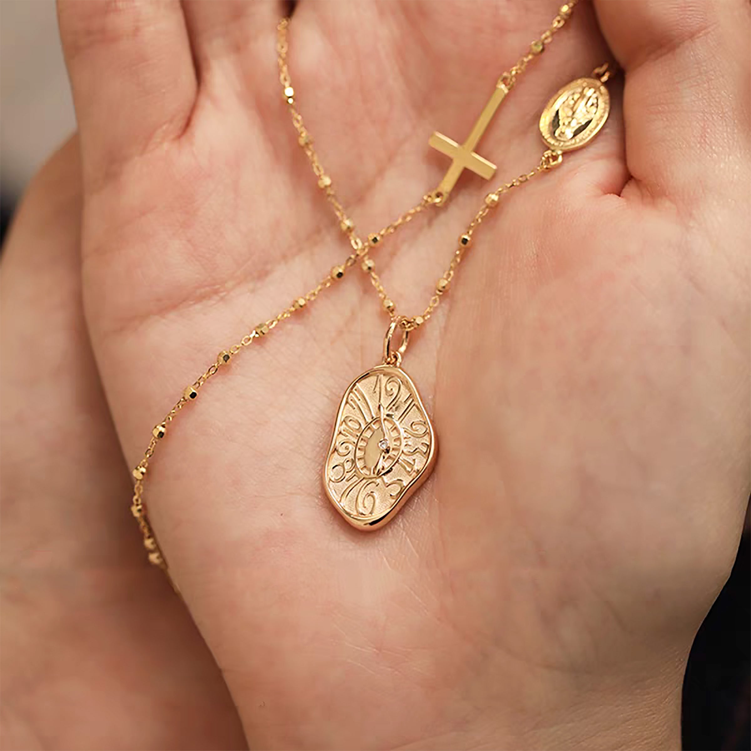 Xenomorph Solid Gold Alien Footprint Necklace - Sci-Fi Jewelry for Men & Women - Perfect Gift for Movie Fans & Collectors