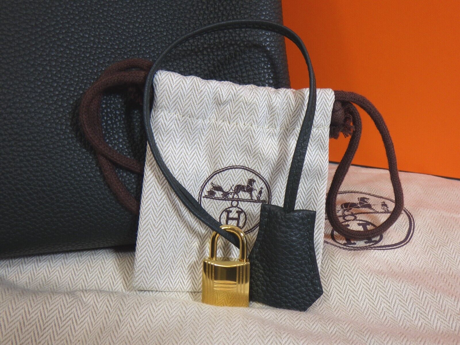 HERMES Kelly 40 Handbag 2016 Dark Green Leather Top Handle Shoulder Bag with Strap and Accessories - Luxury Designer Purse for Women, Work, Travel & Special Occasions