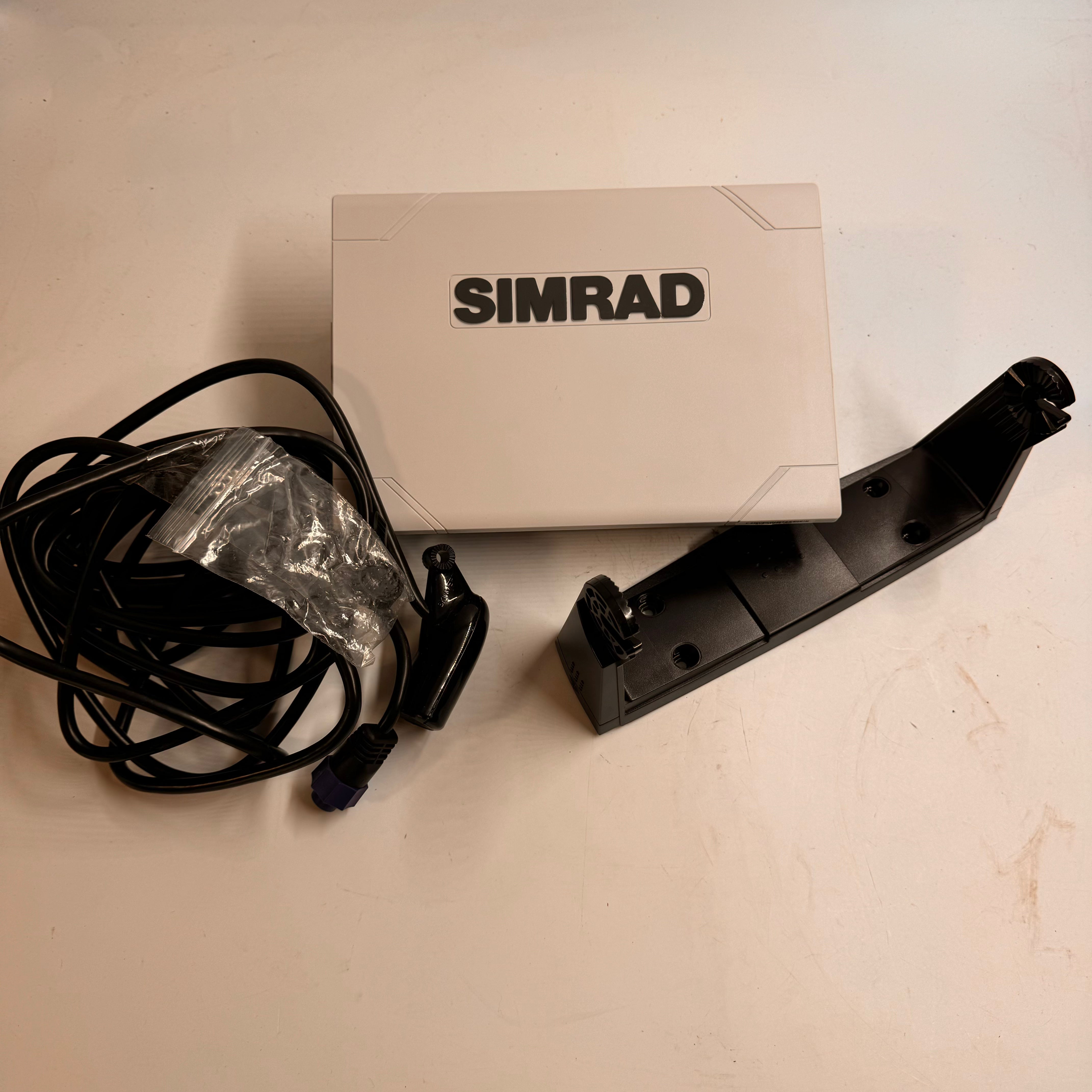 Simrad G09 XSE Marine GPS Chartplotter - High-Performance Fish Finder for Boating & Fishing | Perfect for Offshore Navigation & Deep Sea Fishing Adventures
