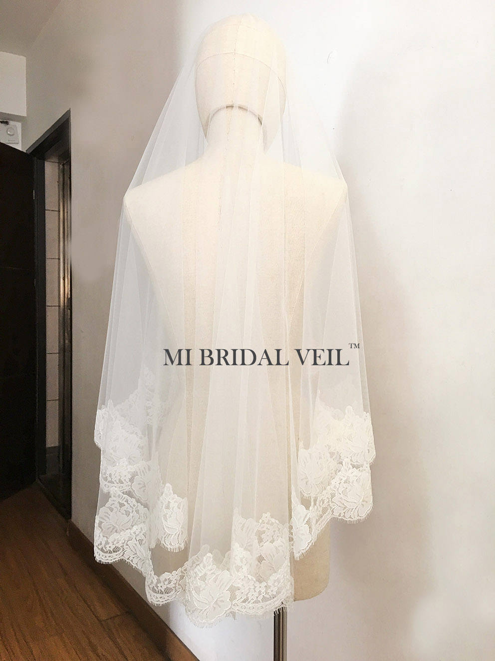 Elegant Mantilla Lace Wedding Veil with Chantilly Rose Lace - Perfect for Bridal Ceremonies, Church Weddings & Romantic Photos