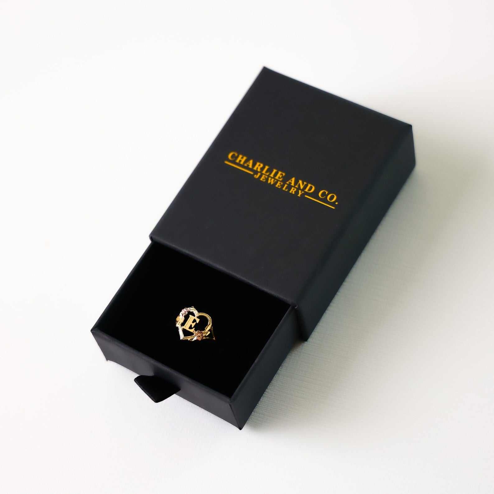 Personalized Gold Heart & Rose Initial E Ring for Women - Elegant Custom Name Jewelry Gift for Her, Perfect for Valentine's Day, Anniversary & Romantic Occasions