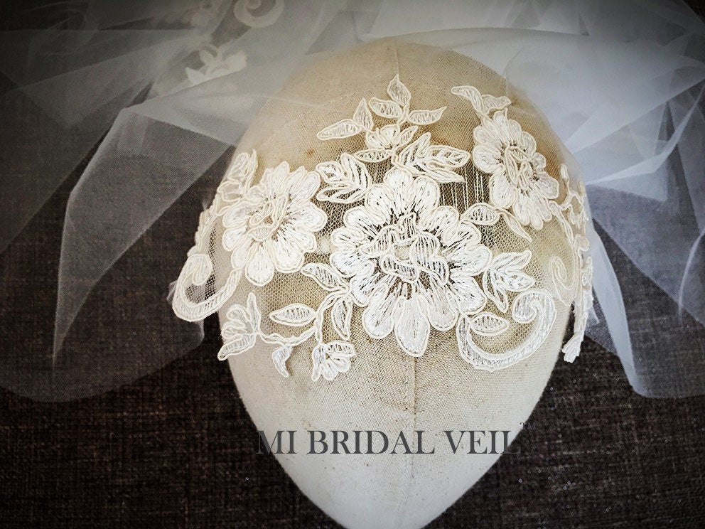 Elegant Mantilla Veil with Vintage Lace Appliqués - Spanish Bridal Wedding Headpiece for Church Ceremony & Traditional Weddings