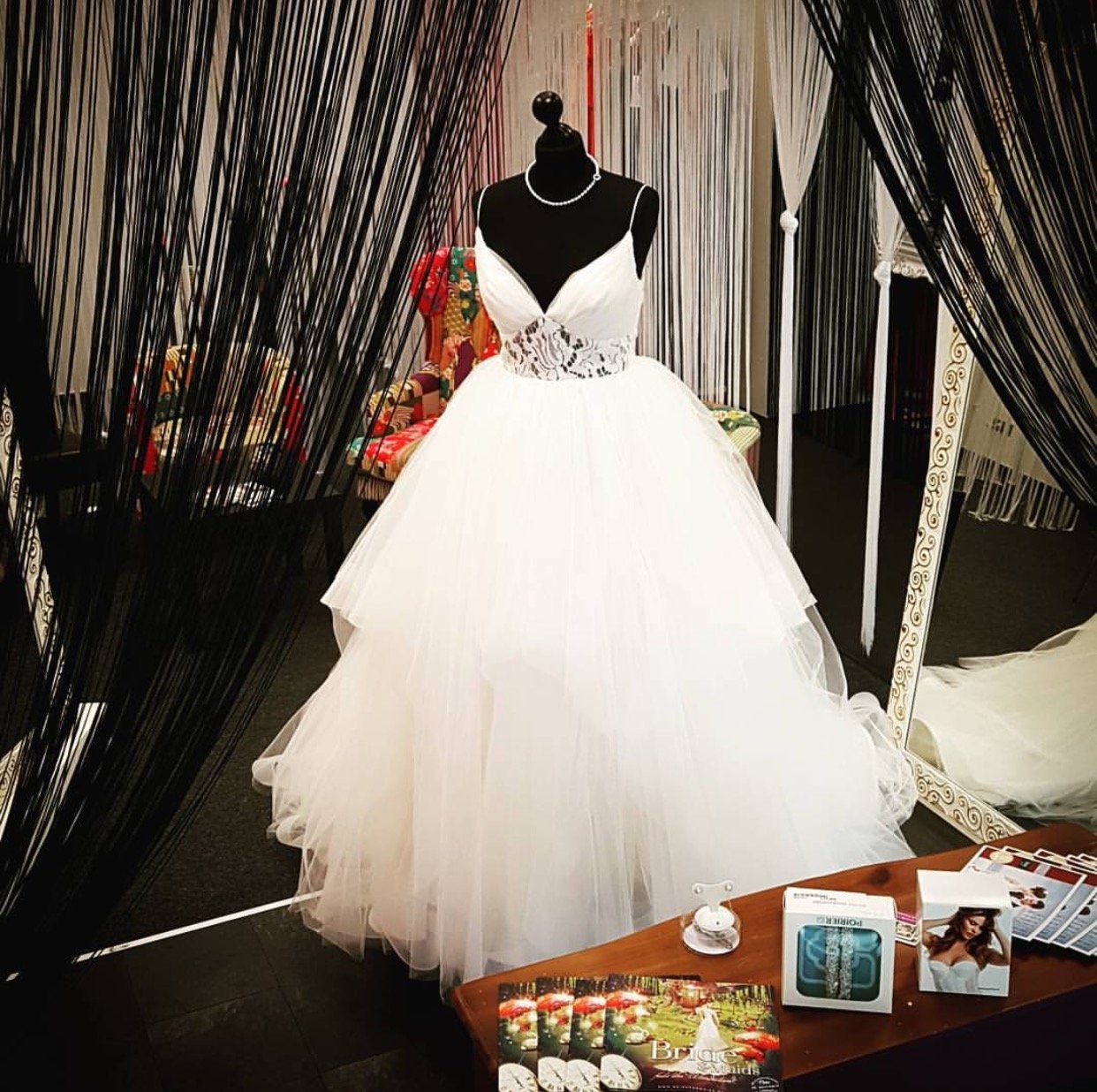 Elegant A-Line V-Neck Ruffled Tulle Wedding Dress with Lace Appliques - Perfect for Princess Brides, Church Ceremonies & Romantic Photoshoots