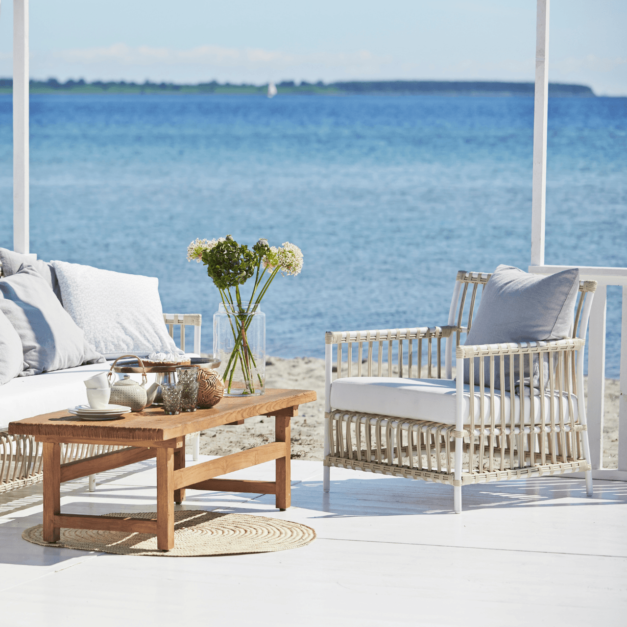 Premium Caroline Outdoor Lounge Chair - Weather-Resistant Patio Furniture for Relaxing in Garden, Poolside & Backyard - Comfortable & Durable Design