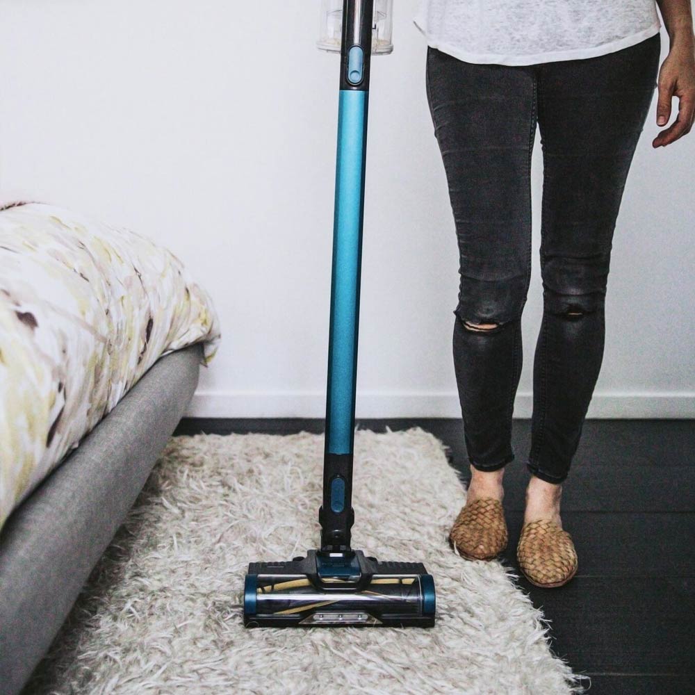 Shark IZ102 Cordless Vacuum Cleaner with Self-Cleaning Brushroll - Powerful Lightweight Stick Vacuum for Pet Hair, Hard Floors & Carpets | Perfect for Home Cleaning & Quick Pickups