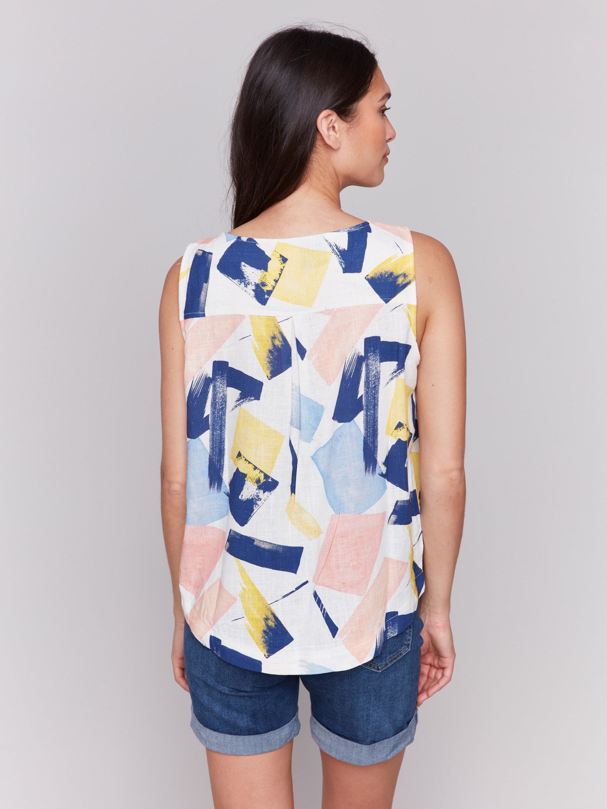 Stylish Printed Sleeveless Top with Rounded Hem - Abstract Pattern Women's Fashion Blouse for Summer Casual Wear & Beach Outfits