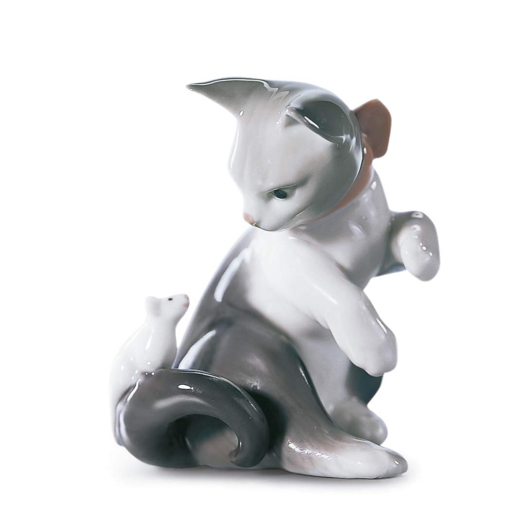 LLADRÓ Porcelain Cat and Mouse Figurine - Handcrafted Collectible Home Decor for Living Room & Bookshelf Display