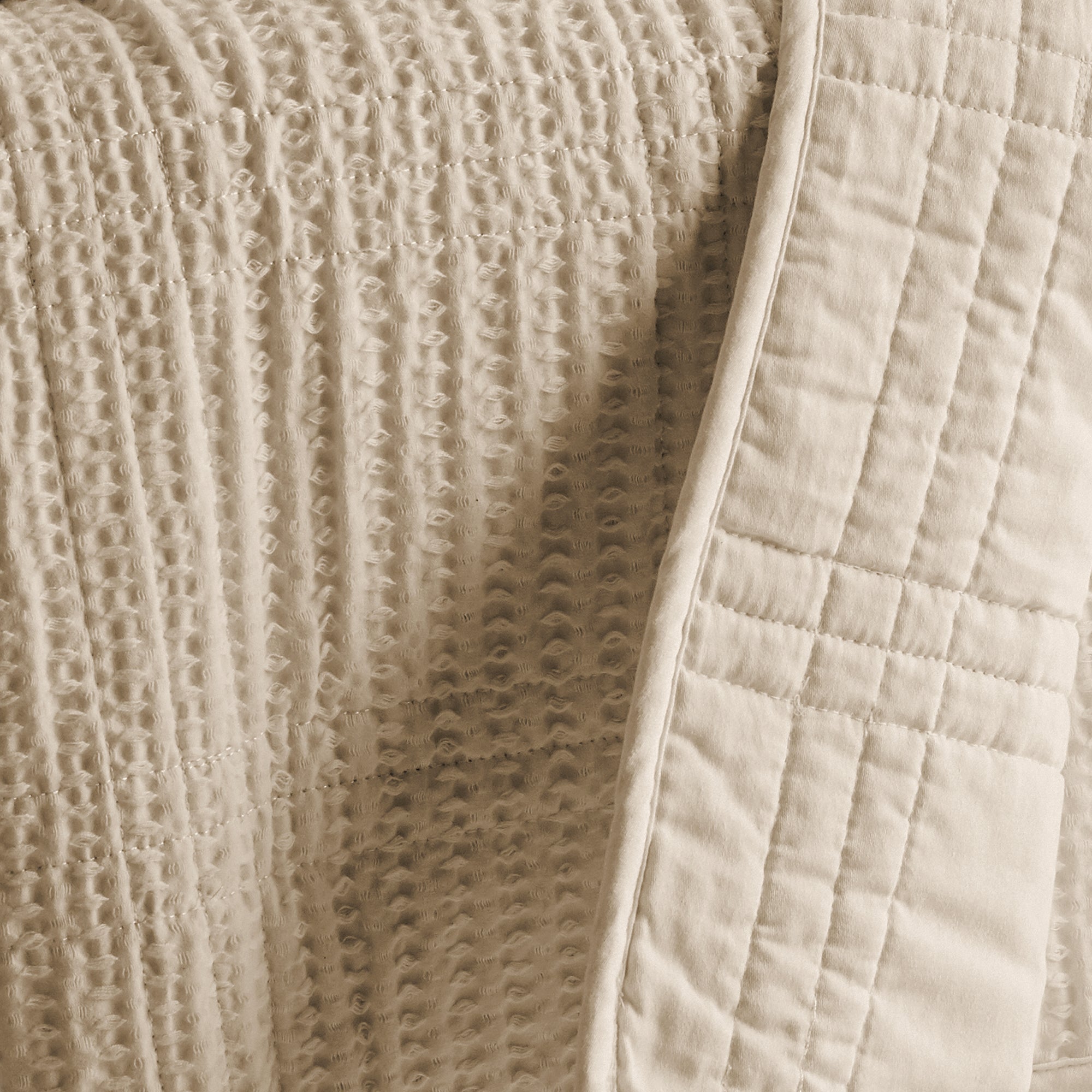 Cozy Cloud Waffle Quilted Throw Blanket - Ultra Soft Lightweight Bedspread for Couch, Sofa & Bed - Perfect for Winter Nights, Movie Time & Home Decor