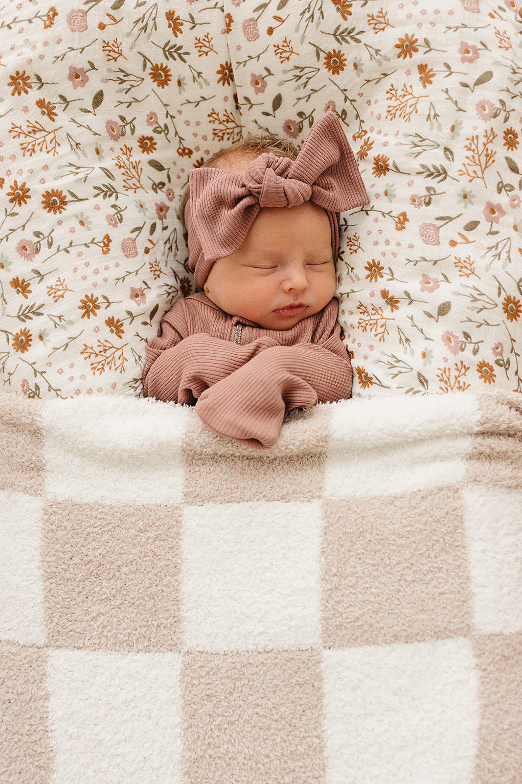 Soft Taupe Checkered Plush Blanket - Cozy Flannel Throw for Bed, Couch & Travel - Warm & Stylish Home Decor Gift