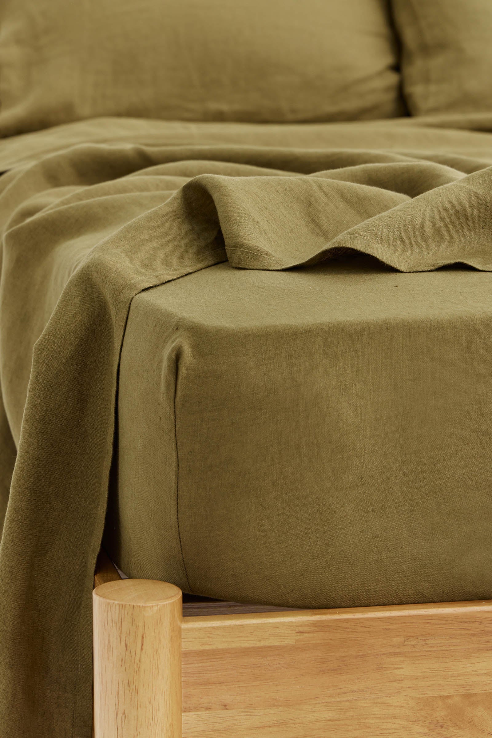 Premium 100% Linen Fitted Sheet - Olive Green Queen Size - Soft Breathable Bed Sheet for Comfortable Sleep - Perfect for Master Bedroom, Guest Room & Vacation Homes