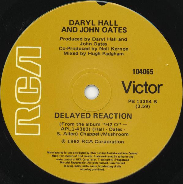 Daryl Hall & John Oates Maneater 7