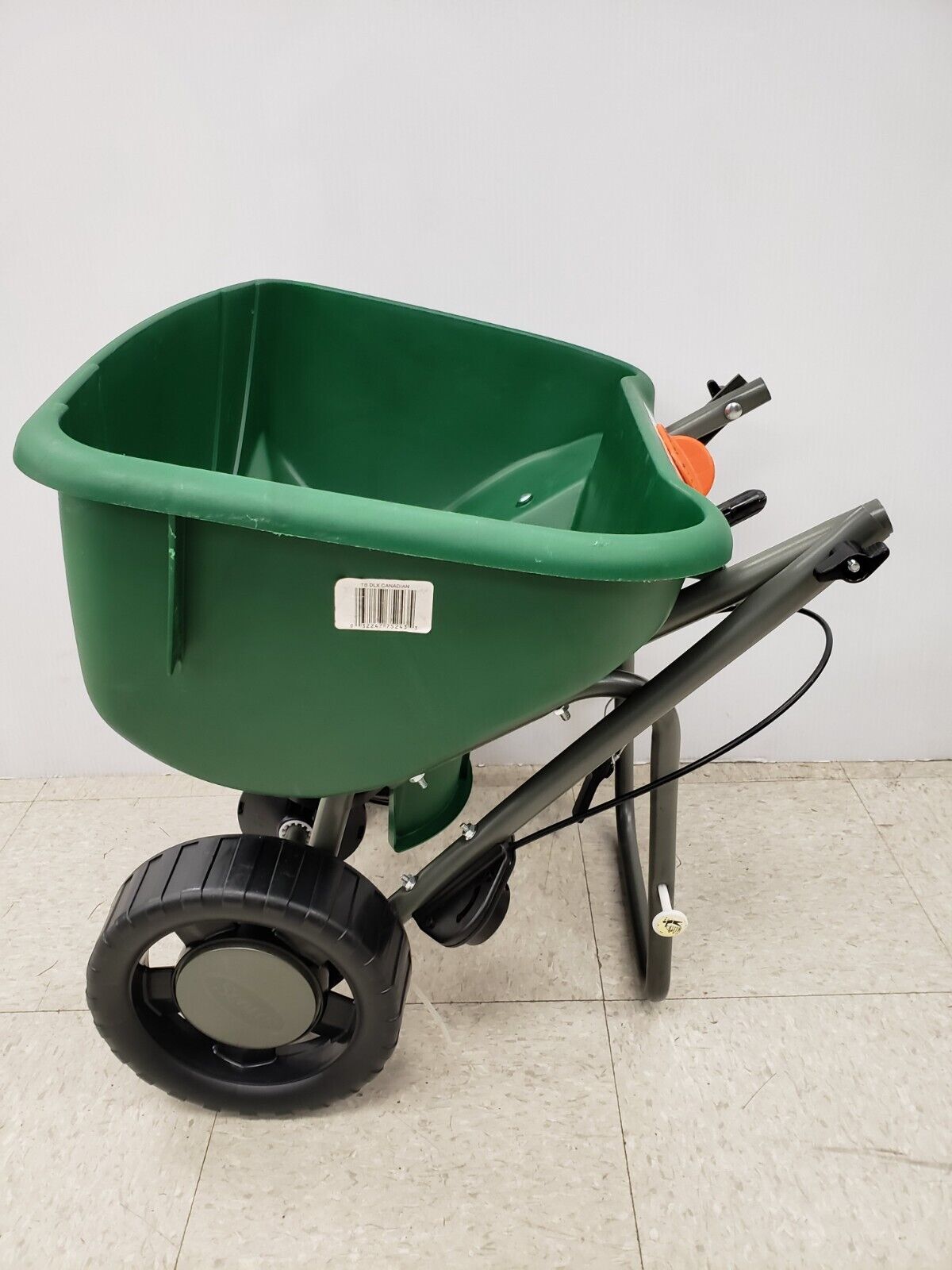 Scotts Turf Builder EdgeGuard DLX Broadcast Spreader - Lawn Care Spreader for Fertilizer, Grass Seed & Ice Melt - Perfect for Home Lawn, Garden & Driveway Maintenance