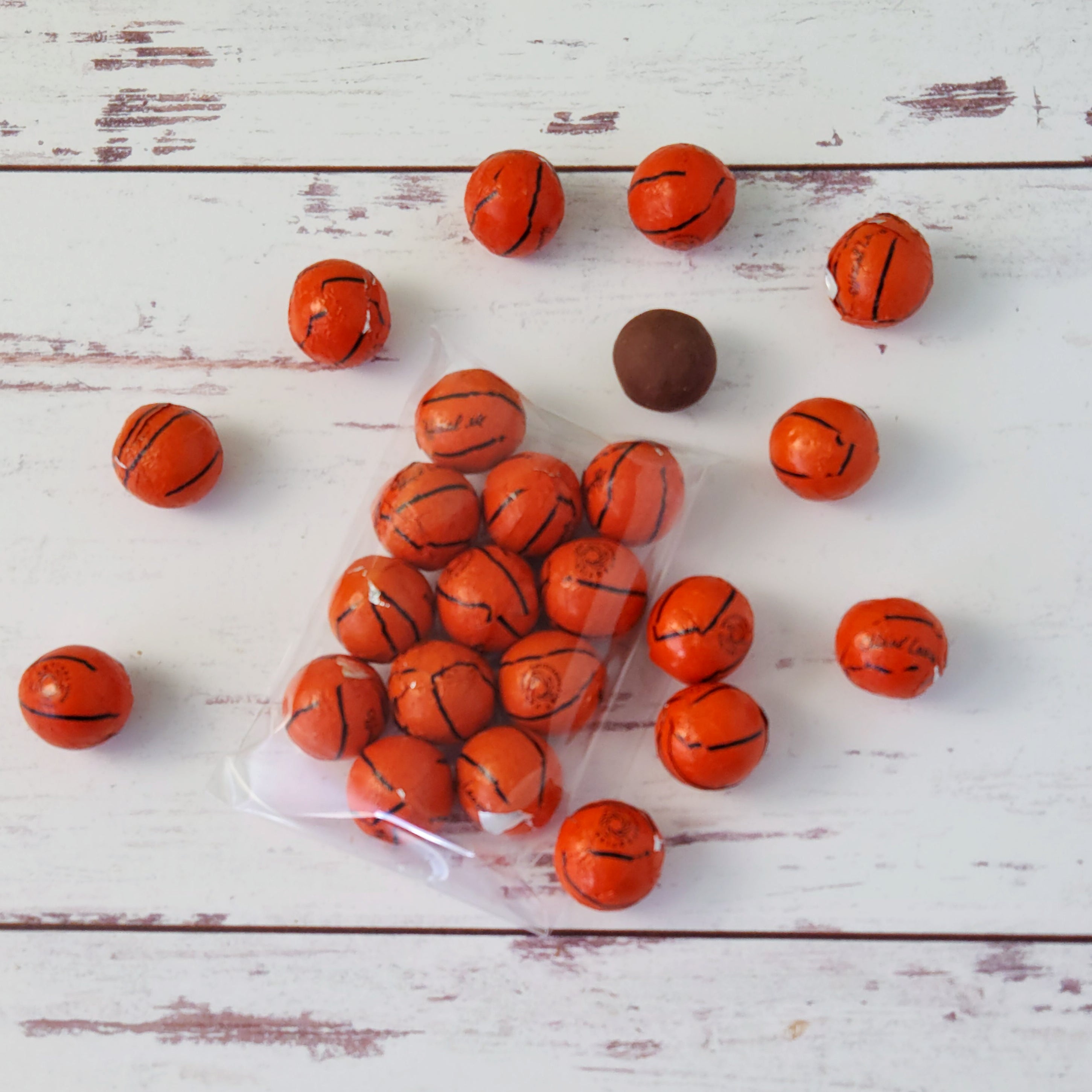 Premium Foiled Milk Chocolate Basketballs - Delicious Chocolate Treats for Sports Fans, Parties & Gifts - Perfect for Game Day Snacks, Birthday Celebrations & Holiday Gifting