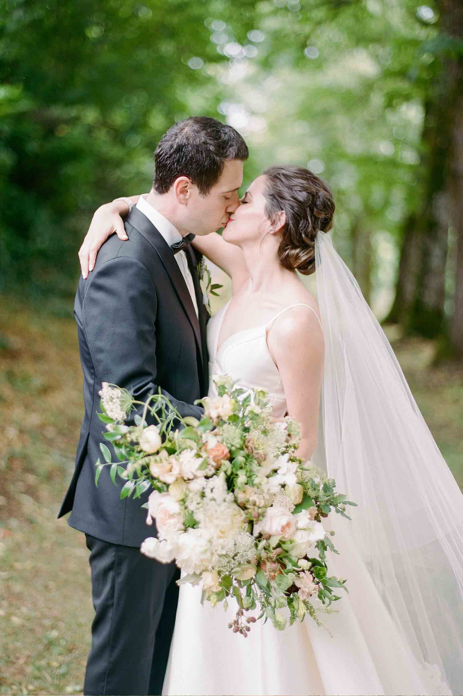 Elegant Lush Alencon French Lace One Tier Wedding Veil - Perfect for Bridal Ceremonies & Romantic Photos