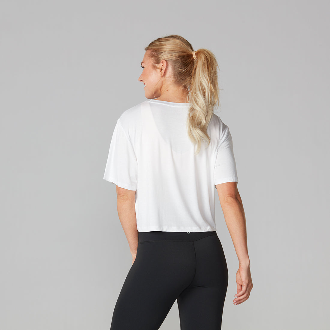 Tavi Noir Women's Short Sleeve Crop Top - Trendy Casual Summer T-Shirt for Streetwear, Outfits & Fashion | Perfect for Parties, Dates & Everyday Wear