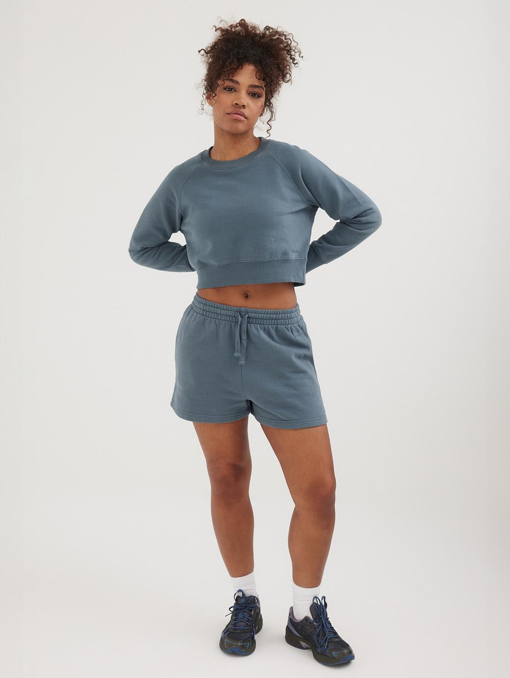 Women's Eco-Friendly Fleece Cropped Crewneck Sweatshirt with Crown Design - Cozy Casual Wear for Fall & Winter Outfits