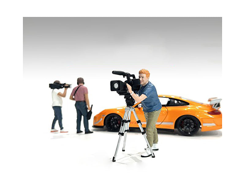 American Diorama 1/24 Scale On Air Figure 5 with Standing Camera - Perfect for Model Train Scenes, Dioramas & Collectible Displays