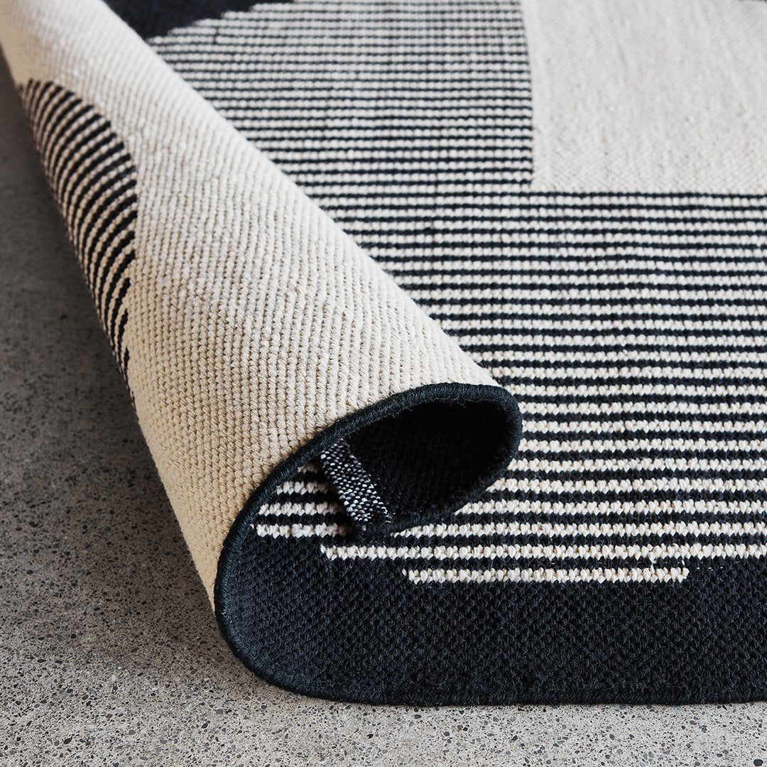 Durable Construct Outdoor Rug - Waterproof & UV Resistant Patio Carpet for Garden, Deck, and Poolside - Perfect for Backyard, Balcony, and Outdoor Living Spaces