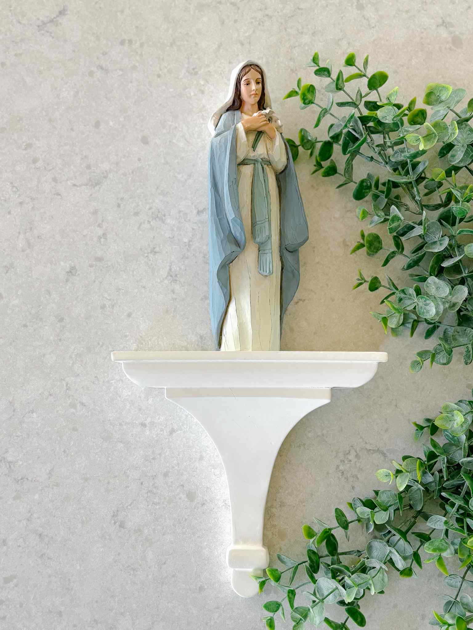 White Decorative Statue Shelf - Elegant Display Shelf for Home Decor, Books & Collectibles - Perfect for Living Room, Bedroom & Office