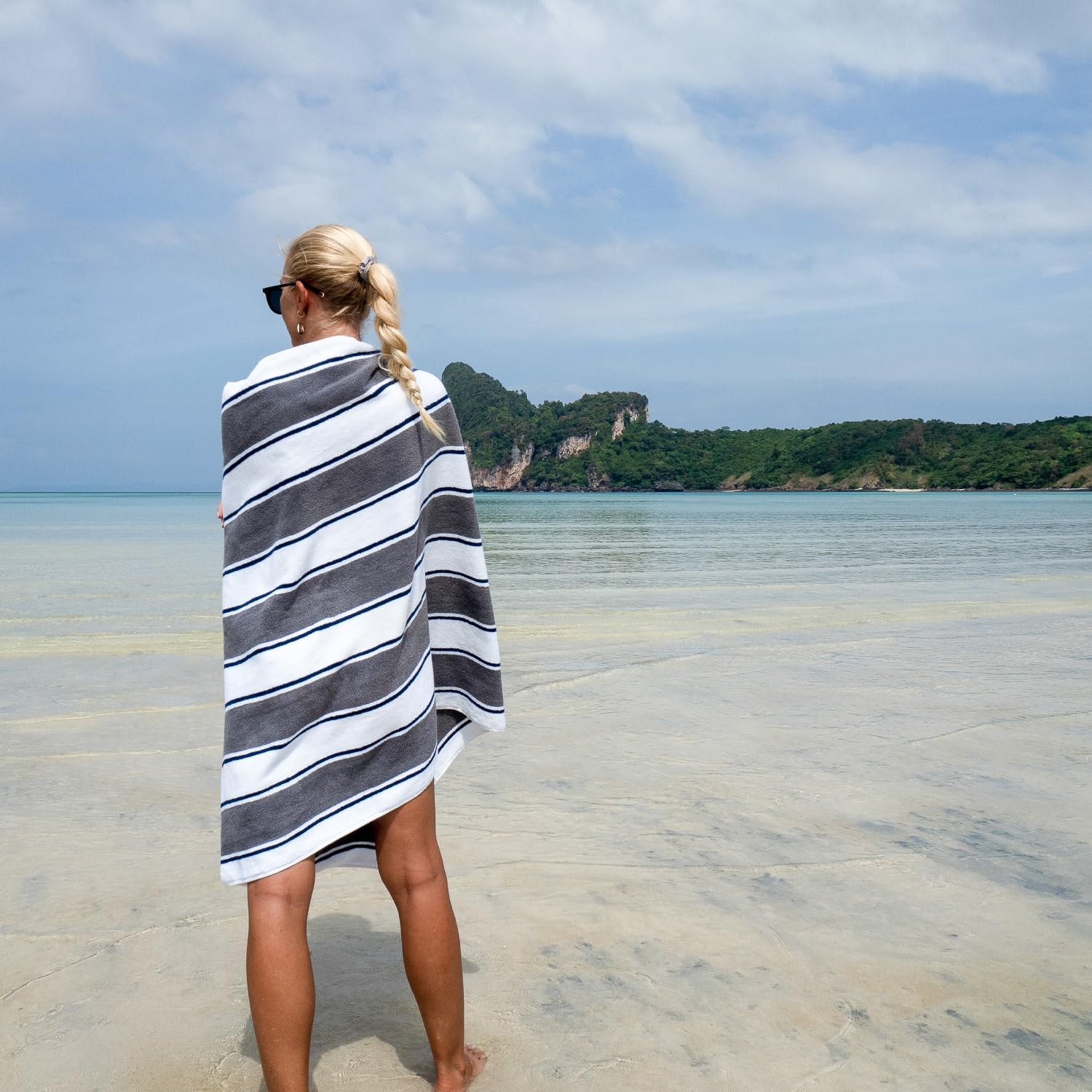 Aston & Arden Striped Beach Towel - Oversized 35x70 Inch Soft Plush Thick Cotton, 600 GSM Heavy & Luxury Bath Towel for Pool, Beach, Resort, Hot Tub, Gym, Yoga - Gray and Navy Blue - Perfect for Summer Vacation, Spa Days and Outdoor Activities