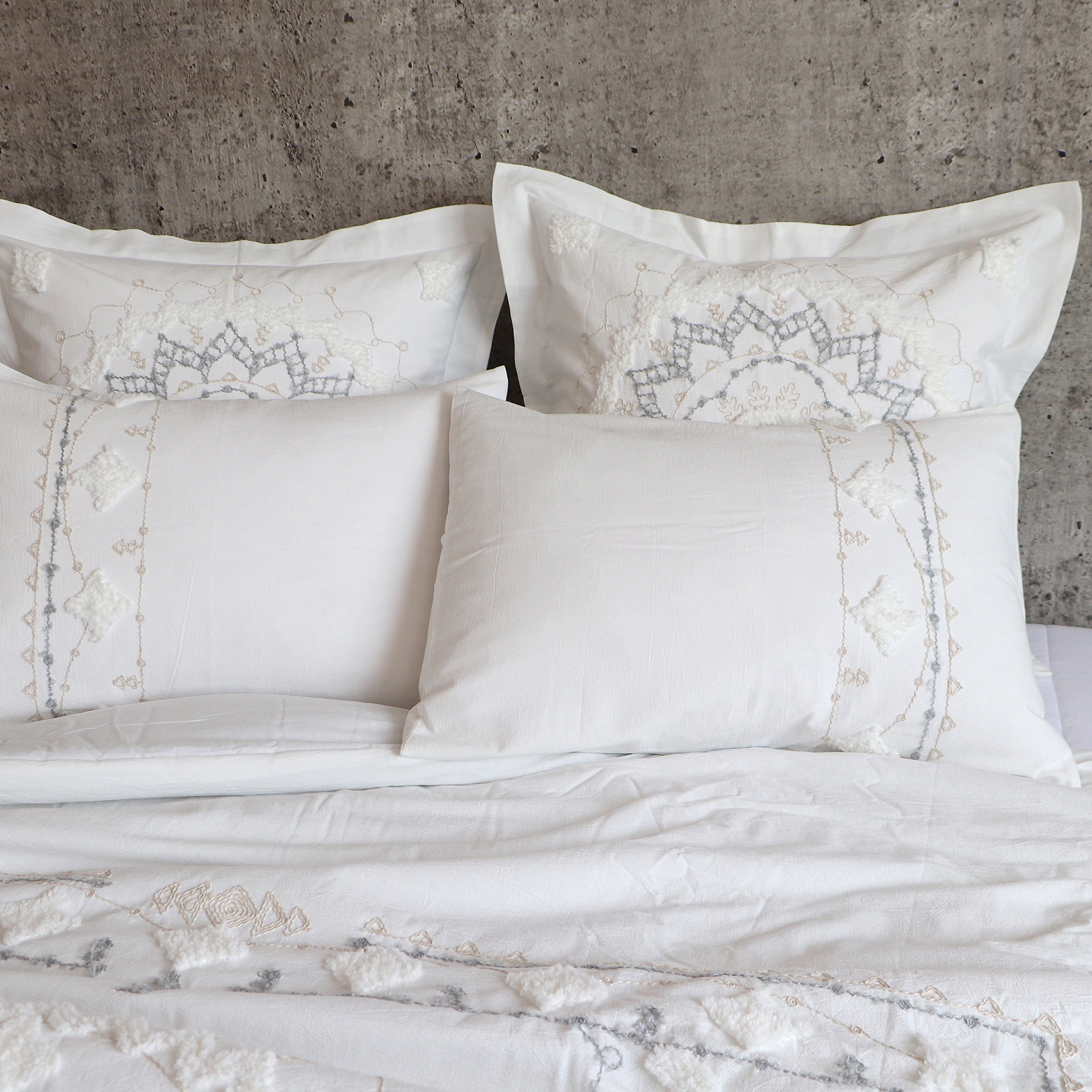 Harleson Medallion Duvet Cover Set - King Size Luxury Bedding with Zipper Closure, Soft Microfiber, Wrinkle-Resistant - Perfect for Master Bedroom, Guest Room & Hotel Decor