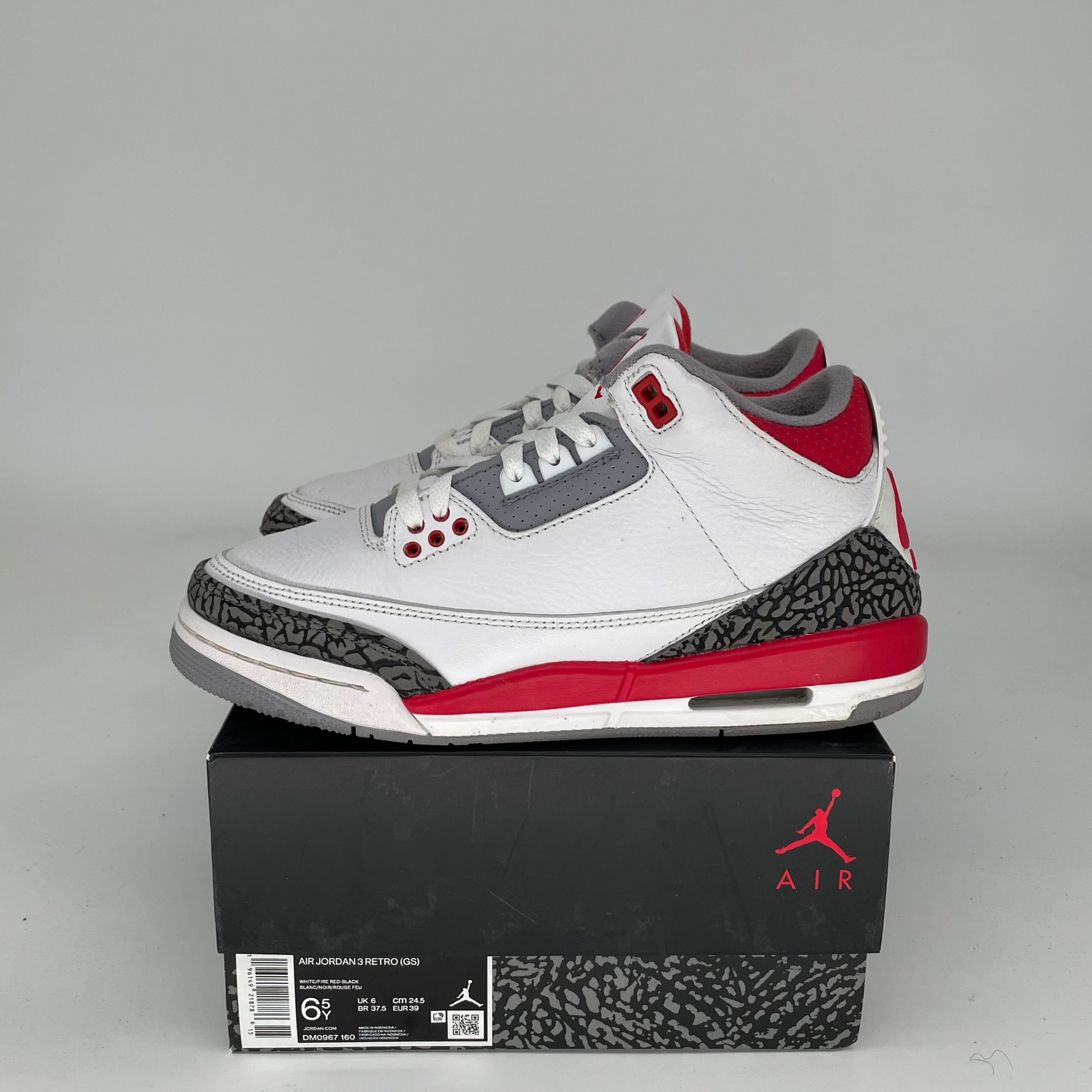 Original Title: AIR JORDAN 3 FIRE RED SIZE 6.5Y DM0967 160   Optimized Title: **Air Jordan 3 Retro 'Fire Red' Sneakers - Size 6.5Y (DM0967-160) - Men's Basketball Shoes for Casual Wear & Street Style**
