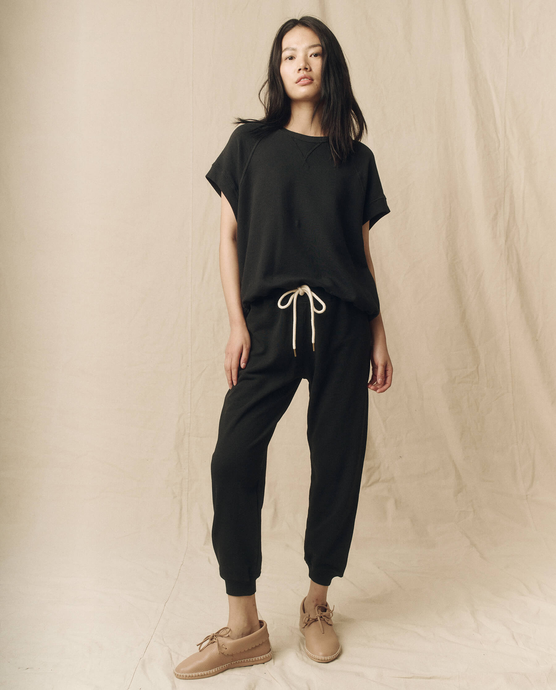 Stylish The Wedge Sweatshirt in Almost Black - Perfect for Casual Outings, Lounging, and Everyday Comfort