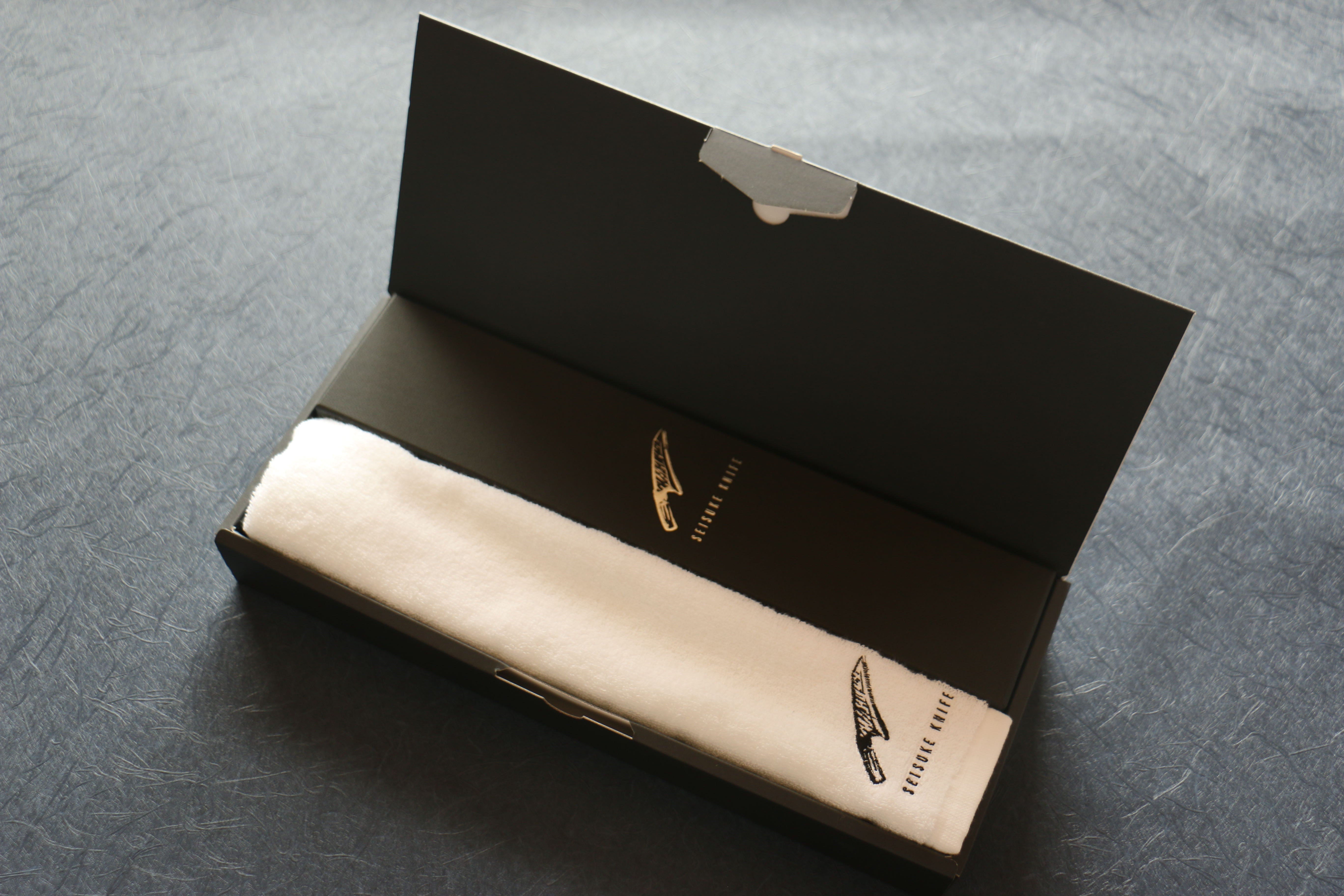 Premium Seisuke Swedish Steel Santoku Knife with Mahogany Handle & White Towel Gift Set - Perfect for Home Chefs, Cooking Enthusiasts & Kitchen Gifts