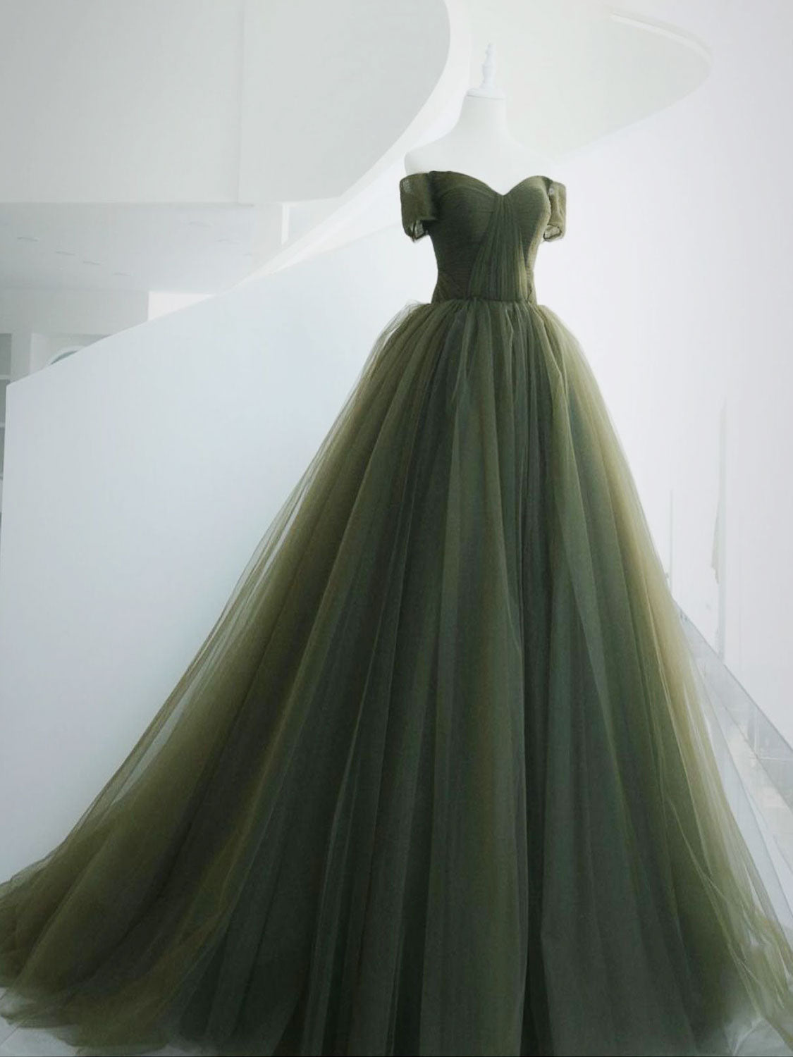 Elegant A-Line Sweetheart Neck Green Long Prom Dress with Sweep Train - Perfect for Formal Dances, Evening Galas & Special Occasions