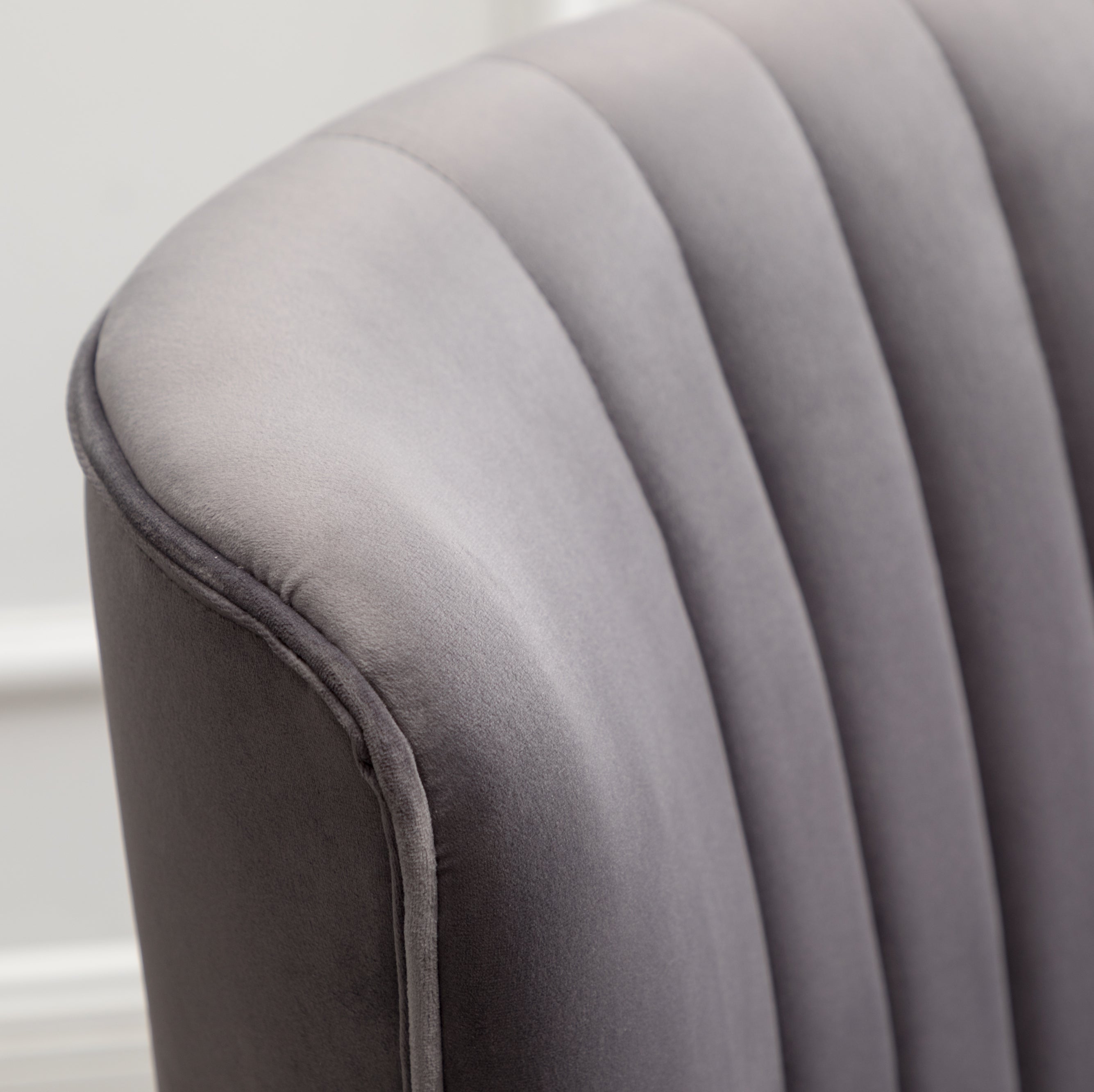 Roundhill Furniture Elon Contemporary Velvet Upholstered Accent Chair - Modern Lounge Chair for Living Room, Bedroom & Office - Soft Velvet Fabric with Sturdy Wooden Legs - Perfect for Reading Nook, Guest Seating or Home Decor