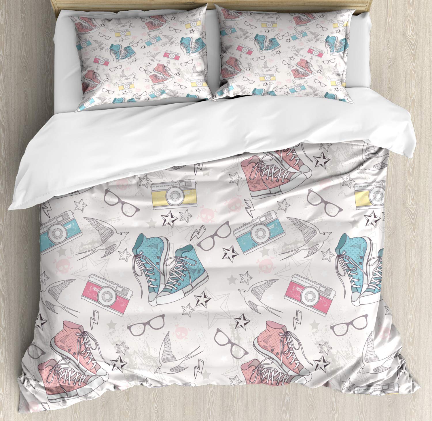 Ambesonne Retro Duvet Cover Set - Vintage Grunge Design with Sneakers, Cameras, Glasses & Stars - 3 Piece Queen Size Bedding Set with 2 Pillow Shams - Perfect for Bohemian & Urban Chic Bedroom Decor