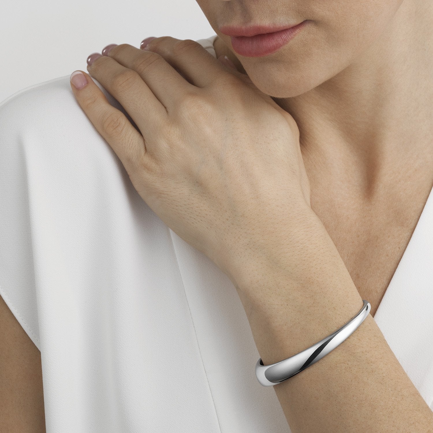 Georg Jensen CURVE Silver Bangle Bracelet for Women - 20000027 | Elegant Minimalist Jewelry for Everyday Wear & Special Occasions