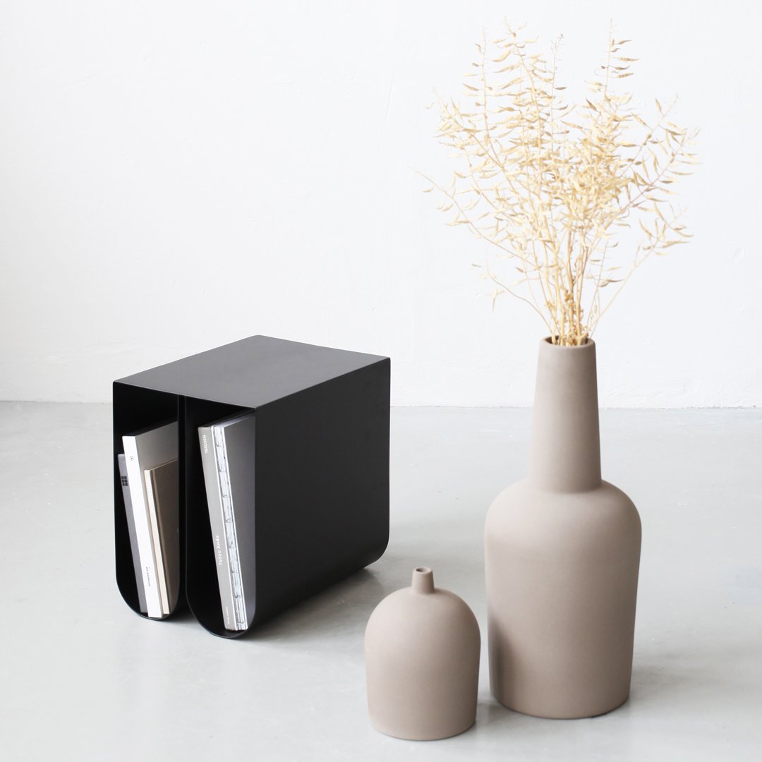 Modern Curved Side Table - Sleek & Space-Saving End Table for Living Room, Bedroom, or Office - Perfect for Small Spaces, Reading Nooks & Home Decor