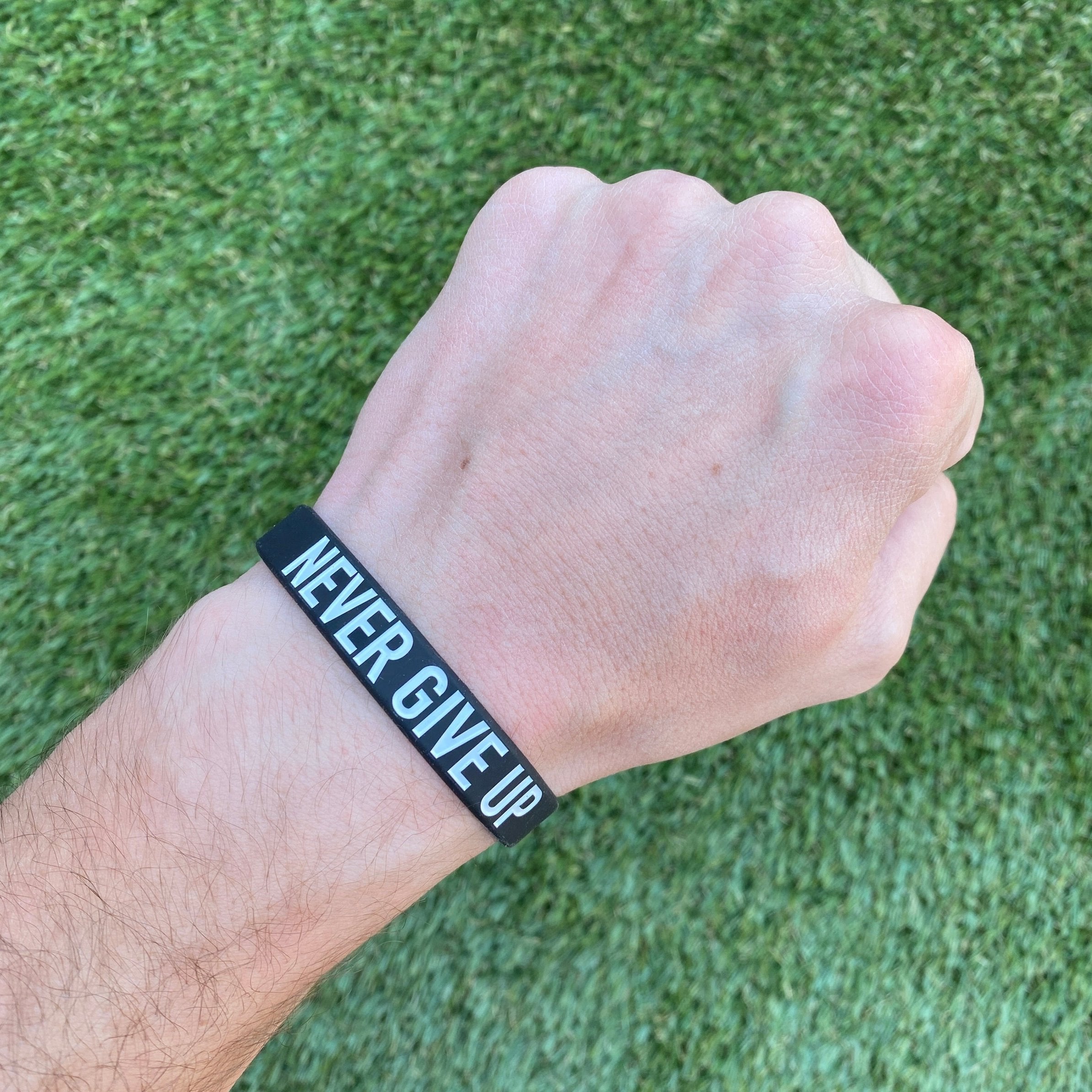 NEVER GIVE UP Motivational Wristband - Inspirational Silicone Bracelet for Men & Women - Perfect for Workouts, Sports & Daily Encouragement